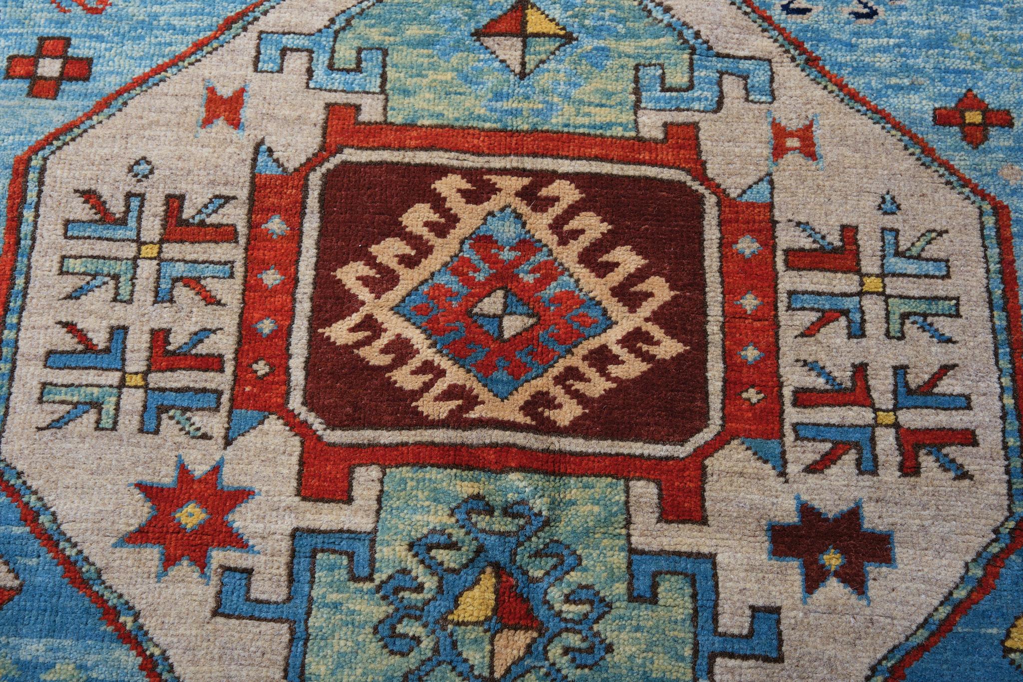 Ararat-Teppiche Lori Pambak Kazak Teppich - 19. Jahrhundert Kaukasisches Revival Teppich natürlich gefärbt (Handgeknüpft) im Angebot