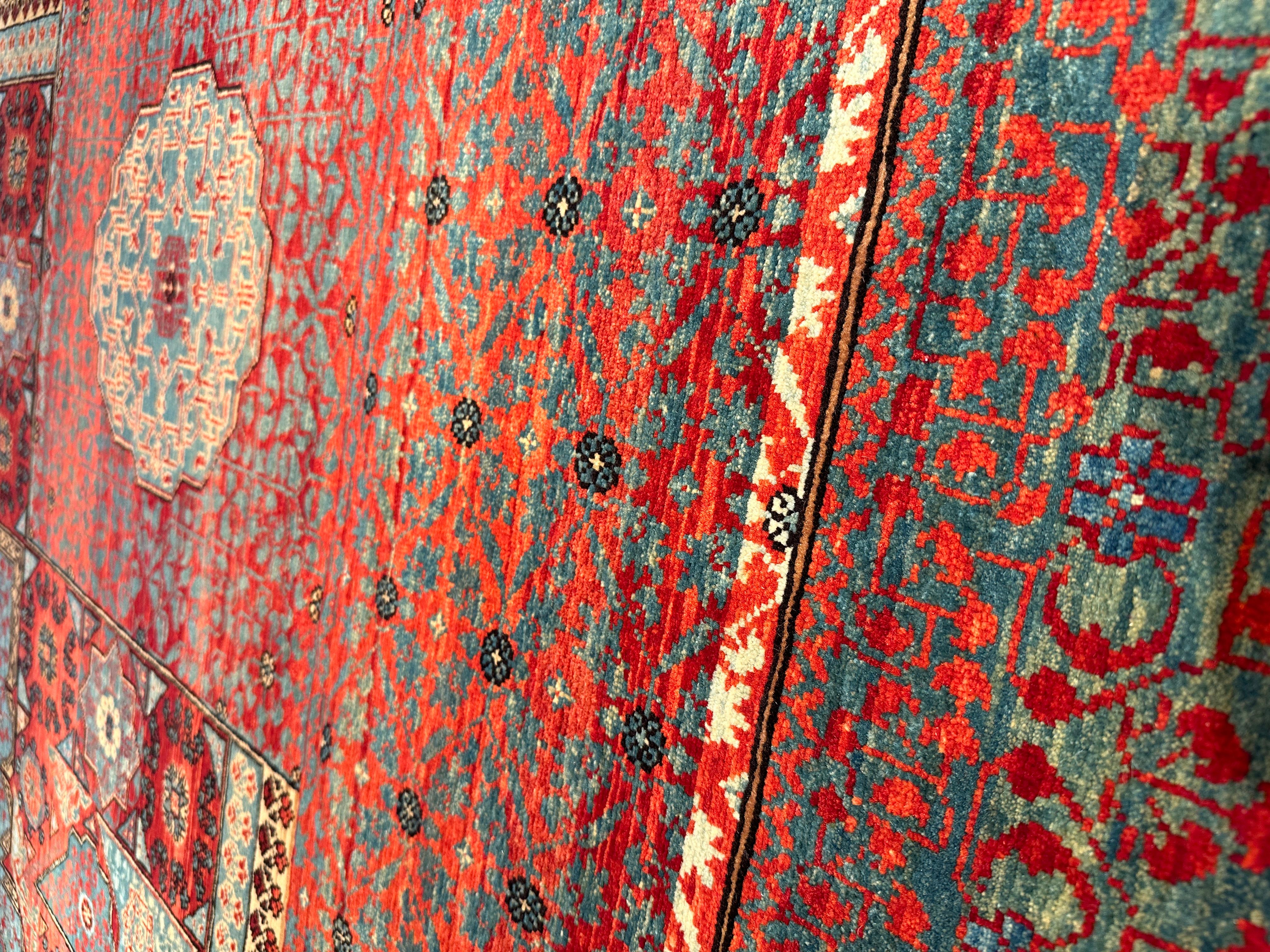 Die Quelle des Teppichs stammt aus dem Buch Völker, Angela, Die orientalischen Knüpfteppiche des MAK, Wien: Böhlau, 2001: 42-5. Dieser Teppich mit dem zentralen Stern wurde im frühen 16. Jahrhundert von Mamluken-Sultanen in Kairo, Ägypten,