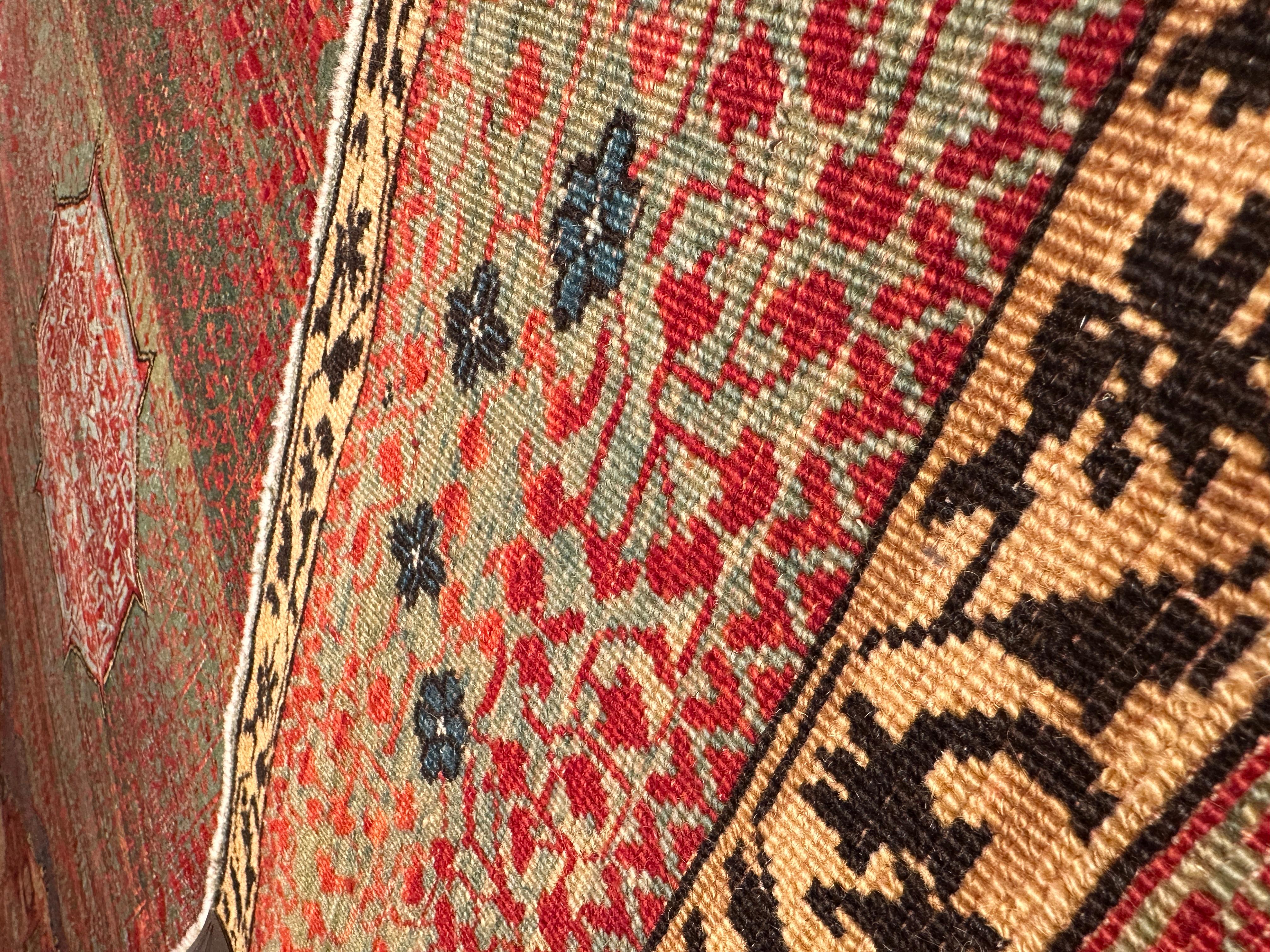 Die Quelle des Teppichs stammt aus dem Buch Völker, Angela, Die orientalischen Knüpfteppiche des MAK, Wien: Böhlau, 2001: 42-5. Dieser Teppich mit dem zentralen Stern wurde im frühen 16. Jahrhundert von Mamluken-Sultanen in Kairo, Ägypten,