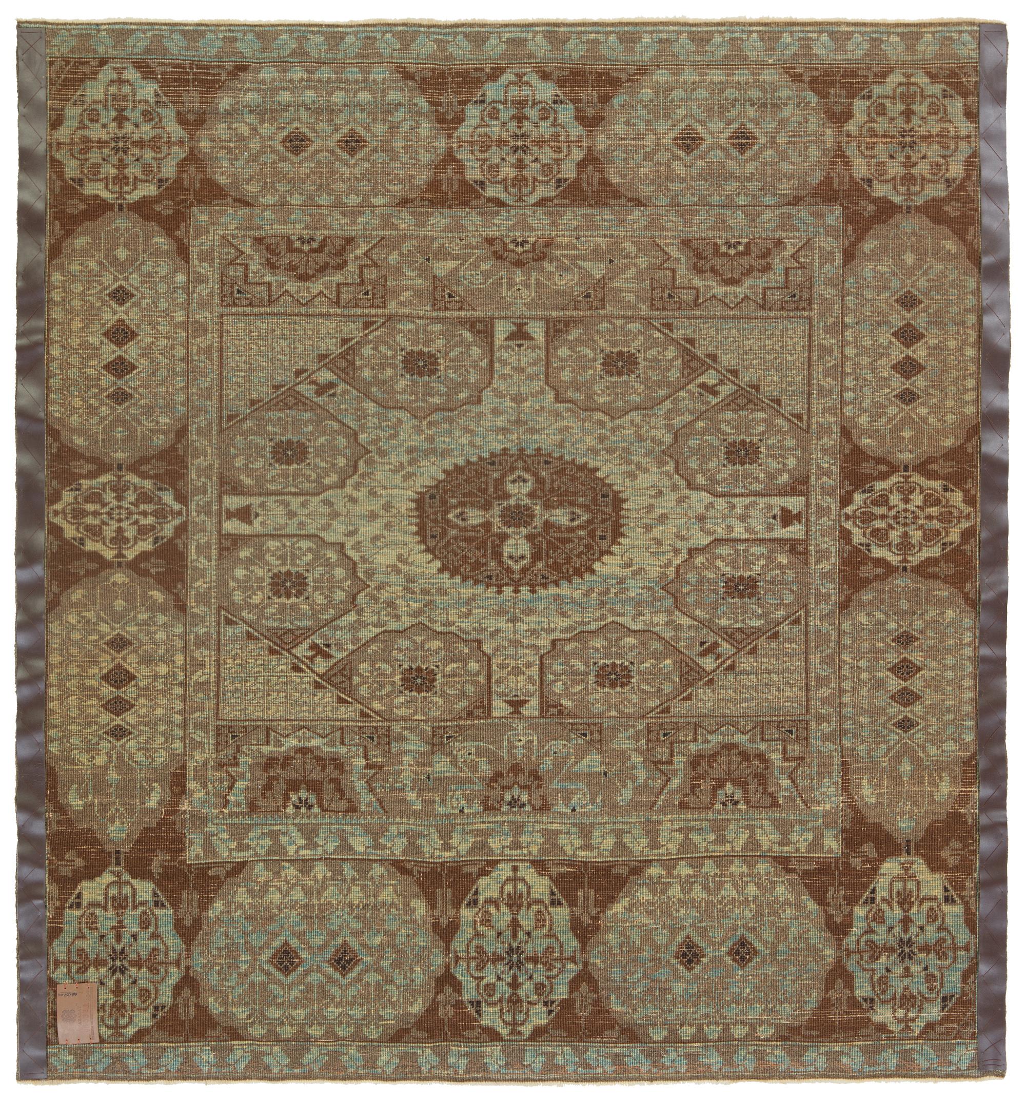 Die Quelle des Teppichs stammt aus dem Buch Renaissance of Islam, Art of the Mamluks, Esin Atil, Smithsonian Institution Press, Washington D.C., 1981 nr.125. Dies ist ein Teppich mit einem Becher-Motiv-Design aus dem späten 15. Jahrhundert von