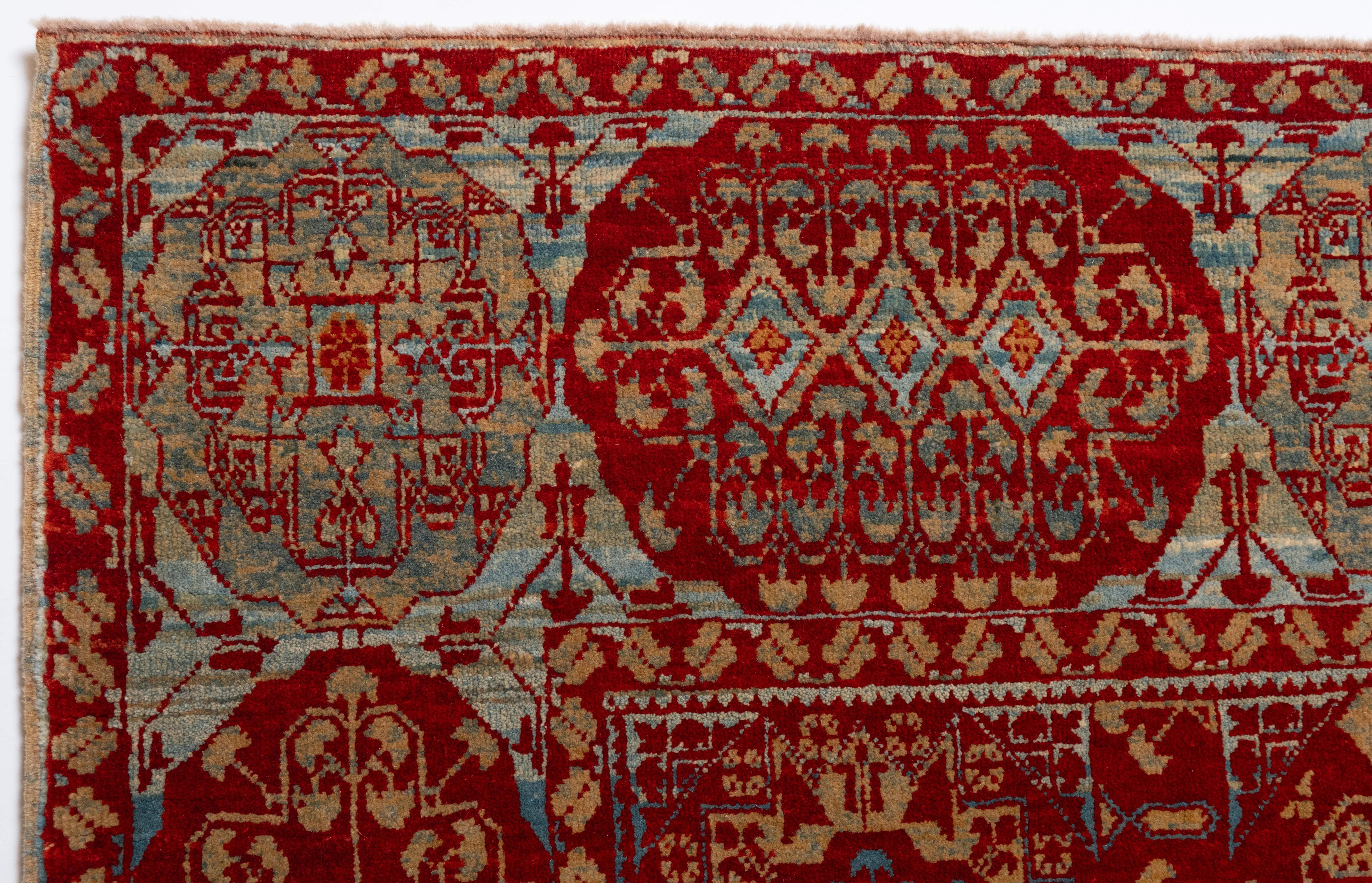 La source du tapis provient du livre Renaissance of Islam, Art of the Mamluks, Esin Atil, Smithsonian Institution Press, Washington D.C., 1981 nr.125. Il s'agit d'un tapis à motif de coupe, datant de la fin du XVe siècle et provenant du sultan