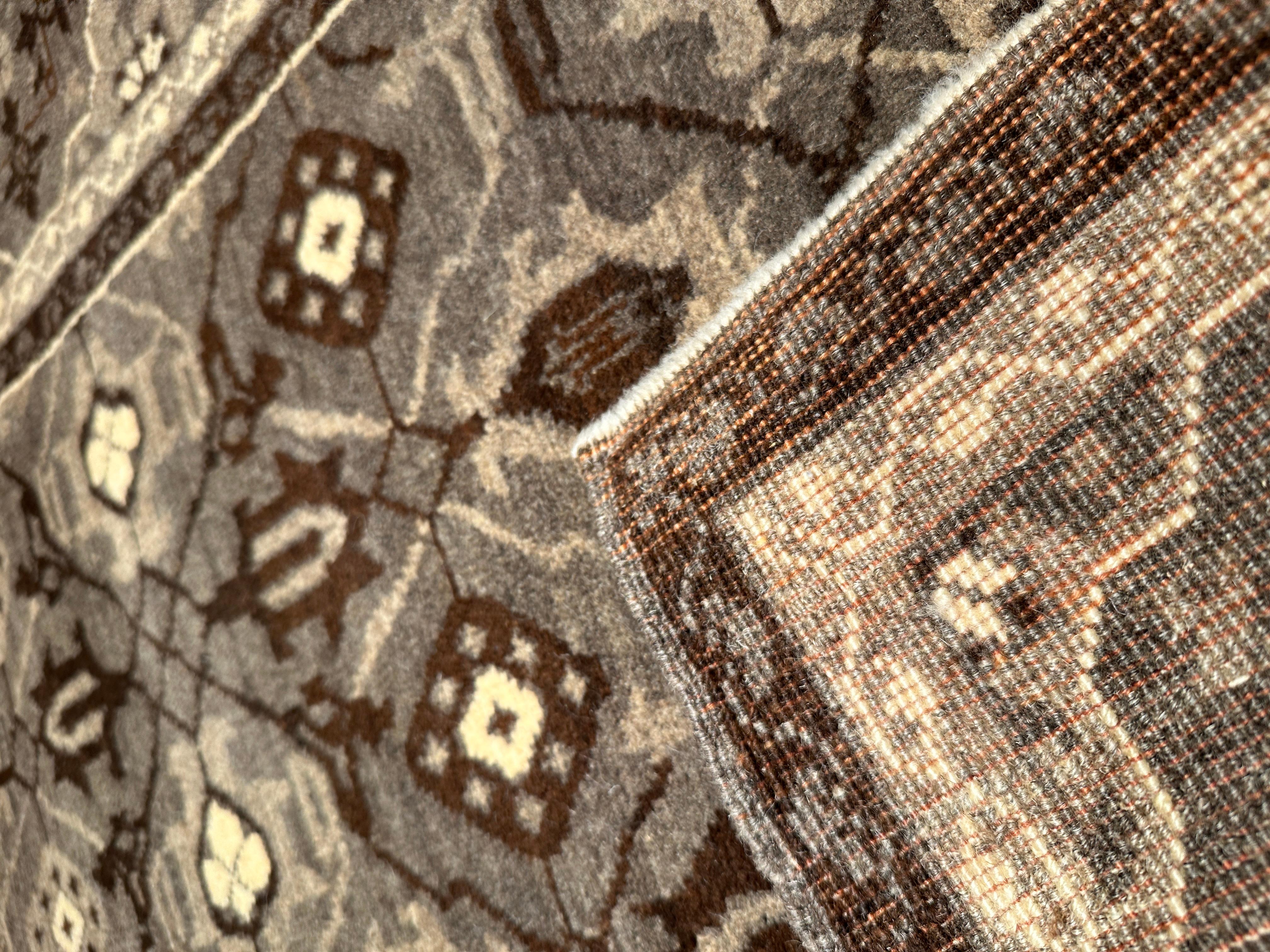 Le tapis source provient de la Collection Mercer Sotheby's 2000 (couverture du catalogue). Ce tapis mamelouk-cairen est connu, car il présente curieusement un certain type de treillis. Il a été conçu au début du XVIe siècle par la sultane mamelouke