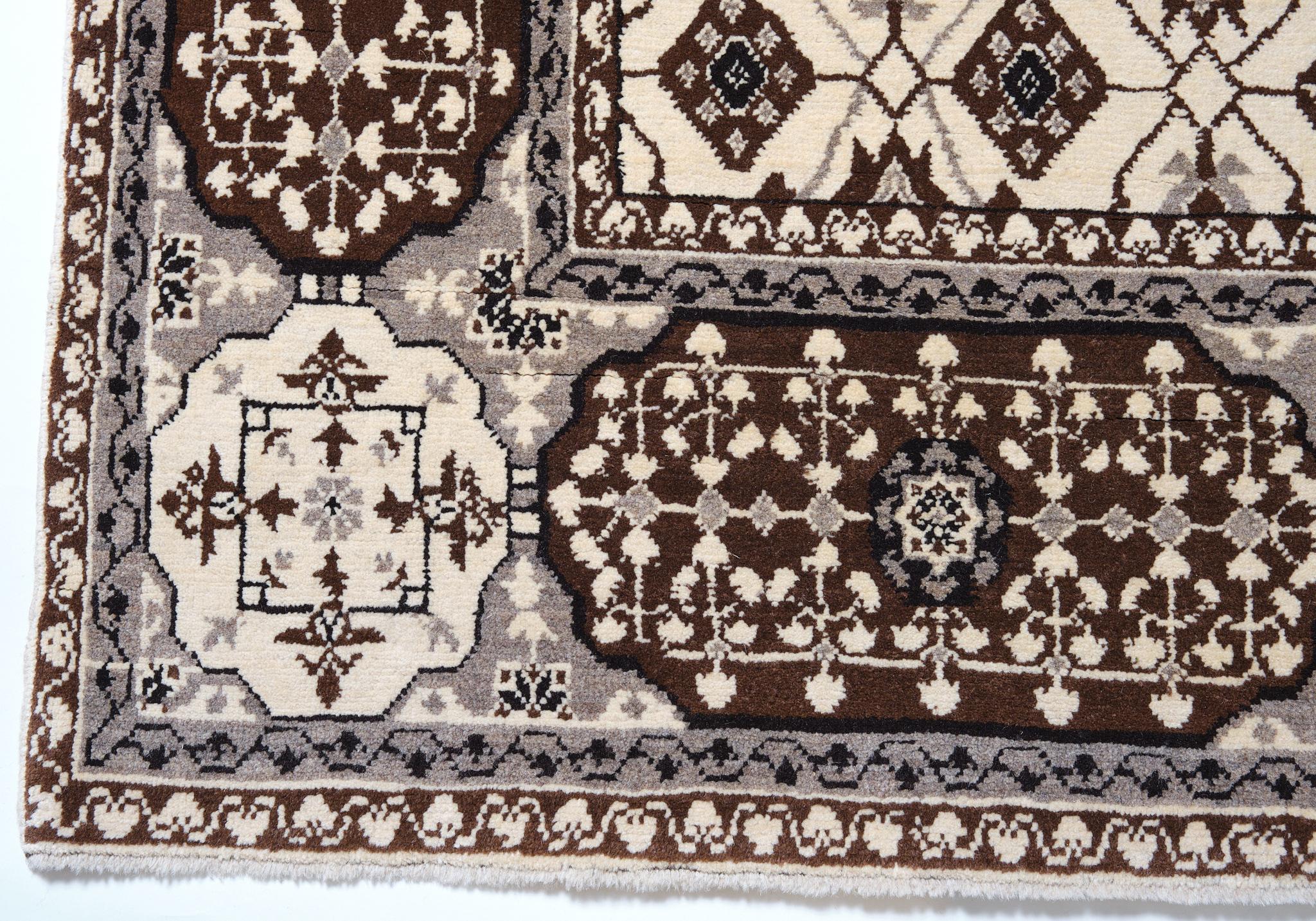 Die Quelle des Teppichs stammt aus der Collection'S Mercer Sotheby's 2000 (Katalogumschlag). Dieser Mamluken-Kairen-Teppich ist bekannt dafür, dass er im frühen 16. Jahrhundert vom Mamluken-Sultan von Kairo, Ägypten, entworfen wurde und eine Art