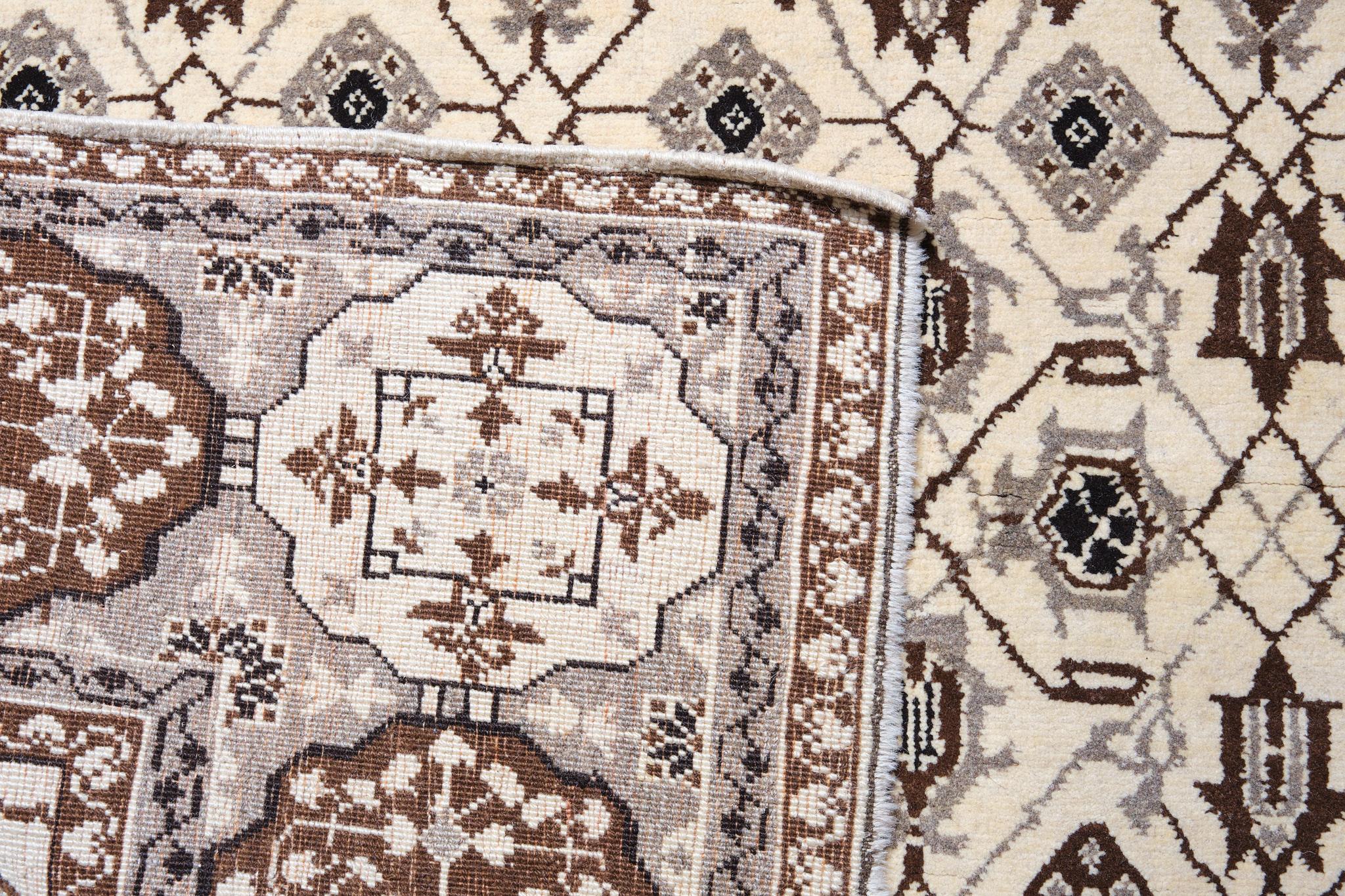 Ararat-Teppich Mamluk mit Gittermuster, natürliche Schafswolle, Farben ohne Farbstoffe (Revival) im Angebot