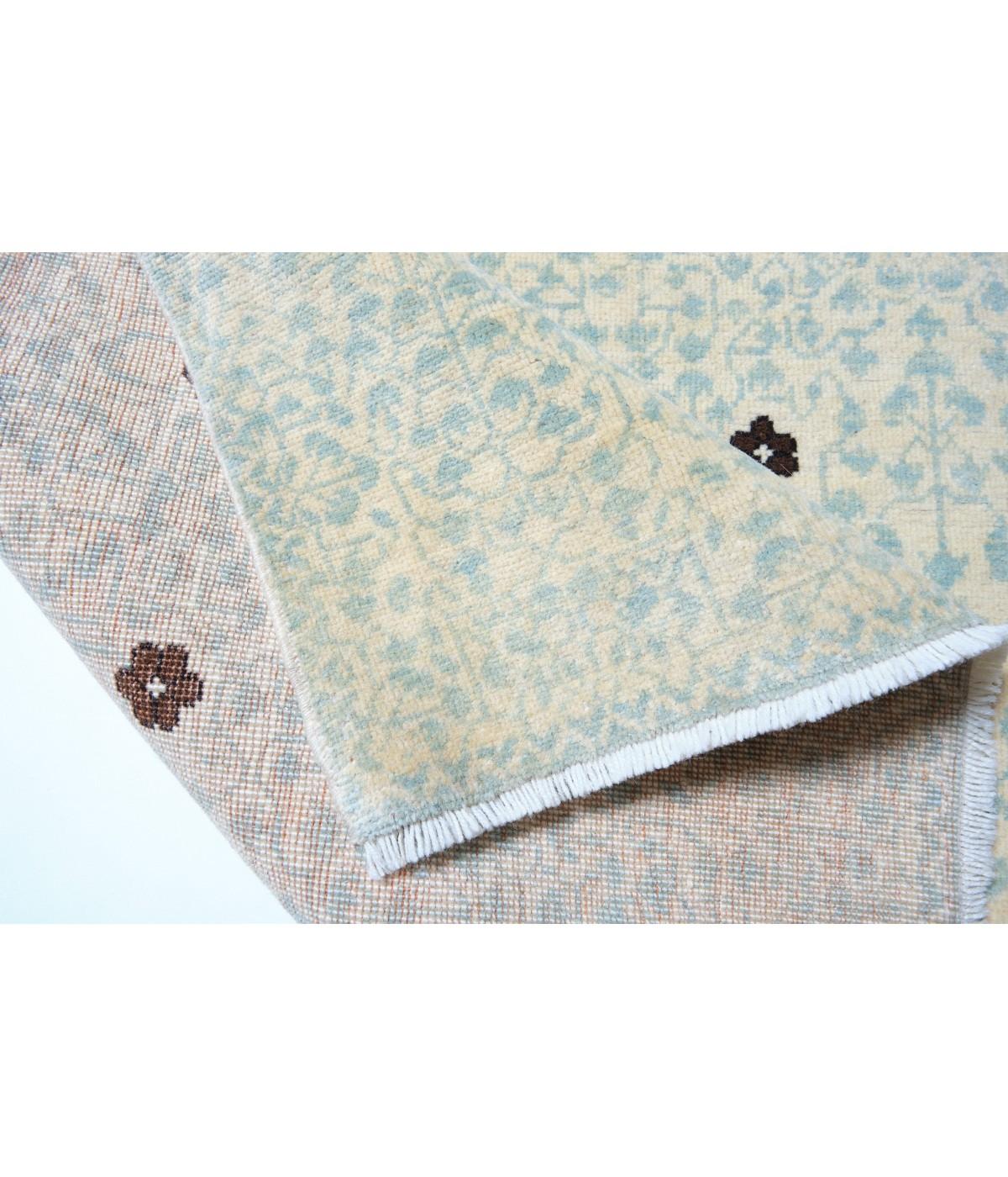 The source of carpet comes from the book Völker, Angela, Die orientalischen Knüpfteppiche das MAK, Vienna: Böhlau, 2001: 42–5. That rug with the central star was designed in the early 16th century by the Mamluk Sultan of Cairo, Egypt. It is