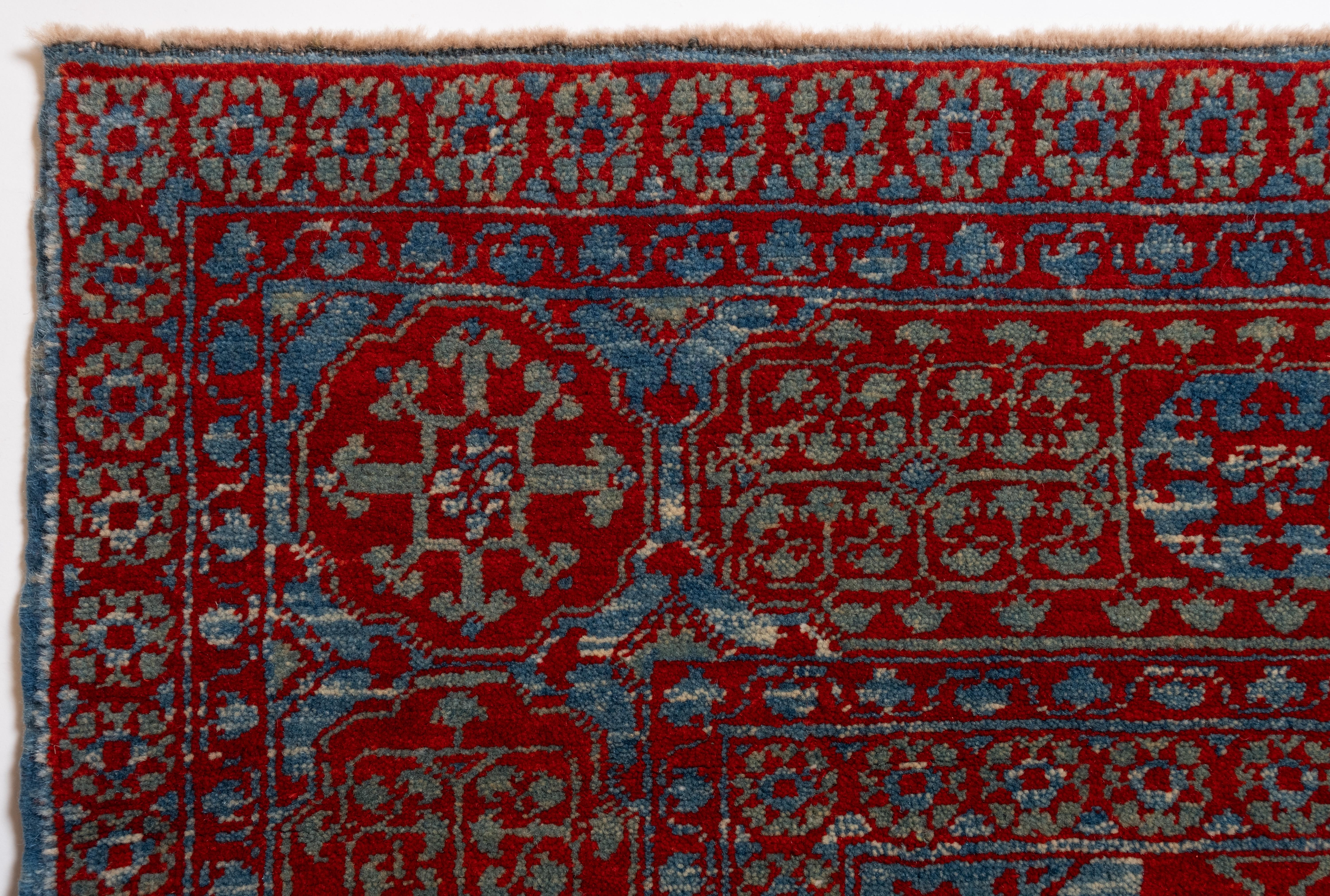 Dieser Teppich mit dem zentralen Stern wurde im frühen 16. Jahrhundert von Mamluken-Sultanen in Kairo, Ägypten, entworfen. Der Versuch, frühe Teppiche zu lesen, die in Kairoer Werkstätten hergestellt wurden, stellt eine ganz andere Herausforderung