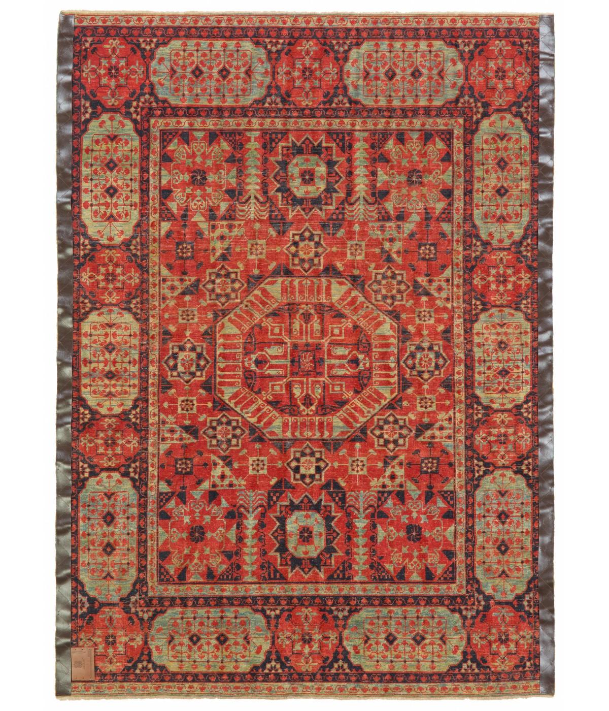 Introducing the exquisite Mamluk Rug with Central Star from Ararat Rugs, a masterpiece that embodies the rich heritage of Mamlouk artistry. Handcrafted with meticulous attention to detail, this rug showcases the distinctive geometric patterns and