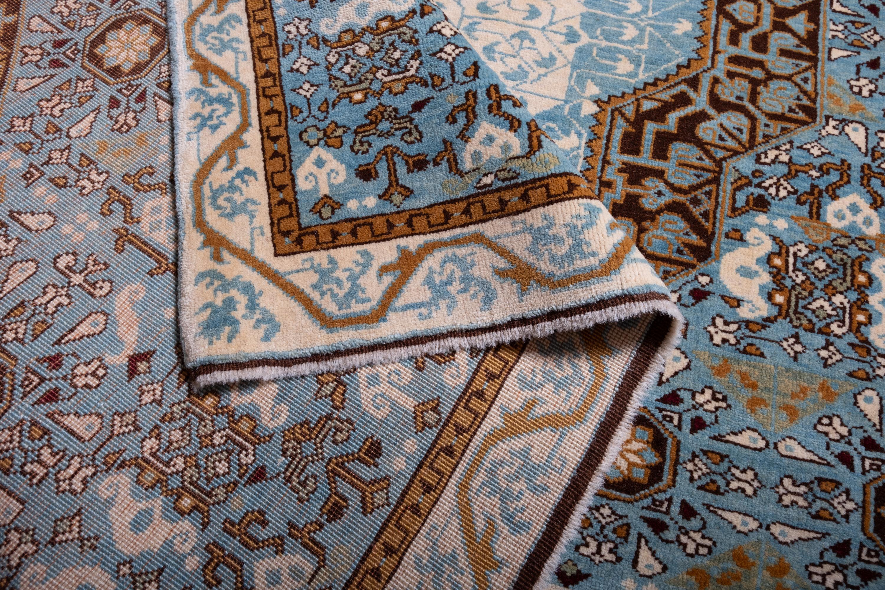 Ararat-Teppich Mamluk mit geschliffenem Medaillon Antiker Revival-Teppich Naturfarben (Pflanzlich gefärbt) im Angebot