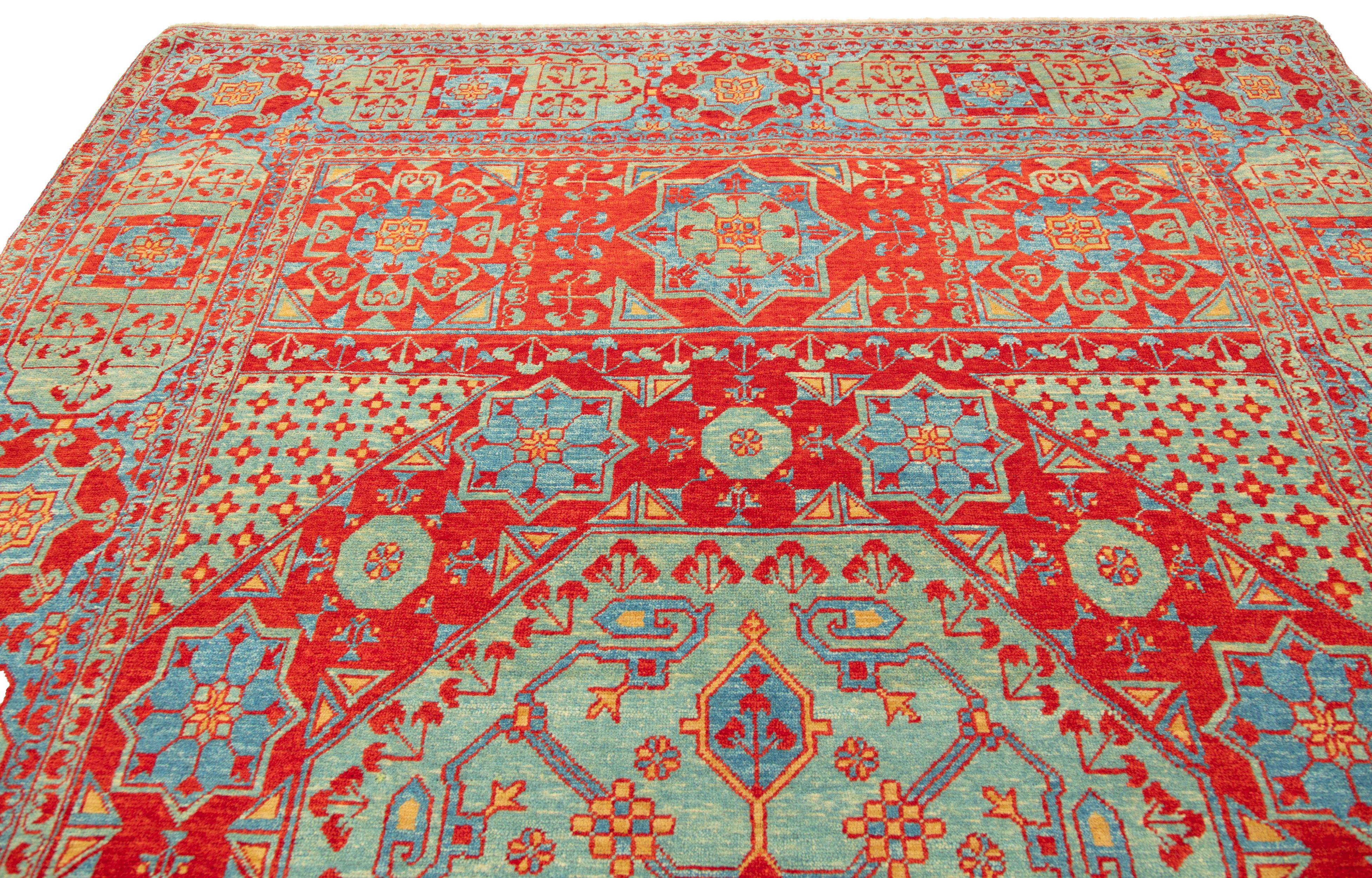 Ursprung und Inspiration:
Der Mamlouk-Teppich ist ein zeitgenössisches Meisterwerk, das sich von der reichen Textiltradition des Mamlouk-Sultanats inspirieren lässt, das vom 13. bis zum 16. Jahrhundert über Ägypten und die Levante herrschte. Die