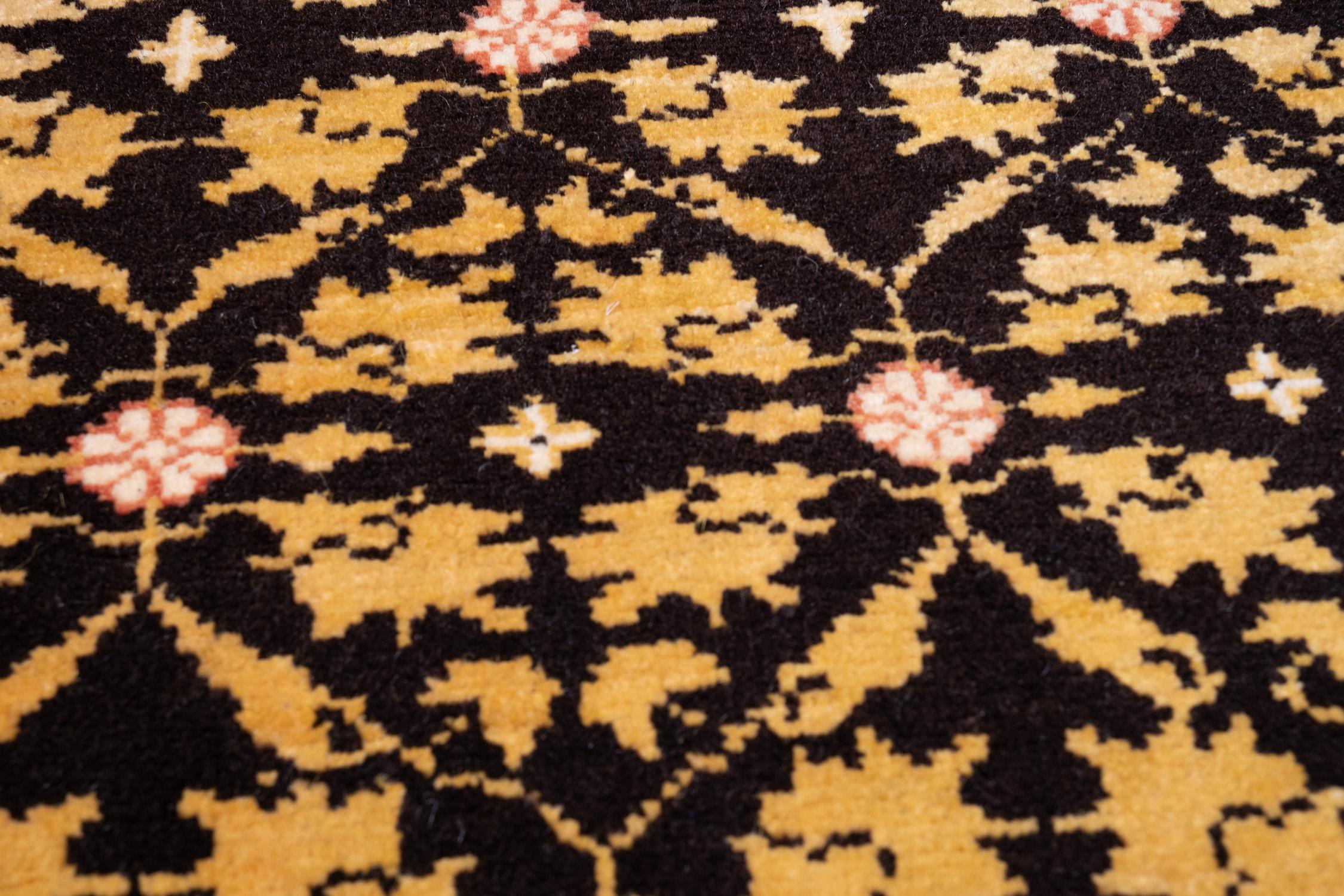 Ararat Rugs Alfombra Mamluk Wagireh con diseño de celosía de flores Alfombra teñida natural en Nuevo estado para la venta en Tokyo, JP