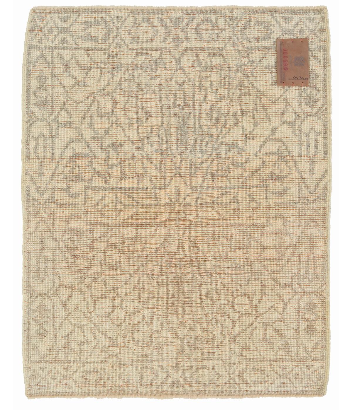 Ce tapis à motif géométrique en treillis donne l'impression de n'être qu'une partie d'un ensemble plus vaste. Tapis du XVe siècle de l'époque Mamluke, région du Caire, Eygpte. Ces motifs ont souvent été décrits comme des wagirehs ou des