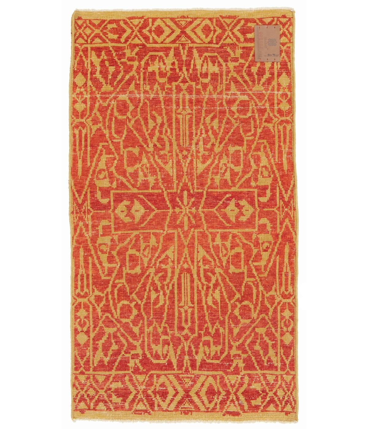 Ce tapis à motif géométrique en treillis donne l'impression de n'être qu'une partie d'un ensemble plus vaste. Tapis du XVe siècle de l'époque Mamluke, région du Caire, Eygpte. Ces motifs ont souvent été décrits comme des wagirehs ou des
