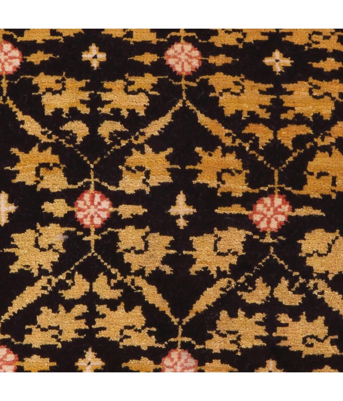La fuente del diseño de la alfombra procede del libro Völker, Angela, Die orientalischen Knüpfteppiche das MAK, Viena: Böhlau, 2001: 42-5. Esta alfombra con la estrella central fue diseñada a principios del siglo XVI por la sultana mameluca de El