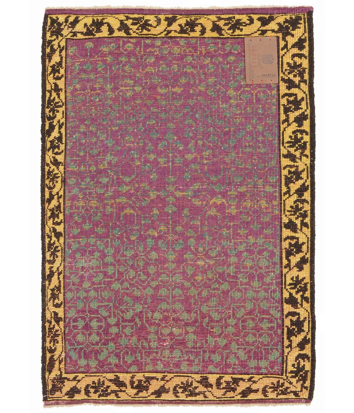 La fuente del diseño de la alfombra procede del libro Völker, Angela, Die orientalischen Knüpfteppiche das MAK, Viena: Böhlau, 2001: 42-5. Esa alfombra con la estrella central fue diseñada a principios del siglo XVI por el sultán mameluco de El