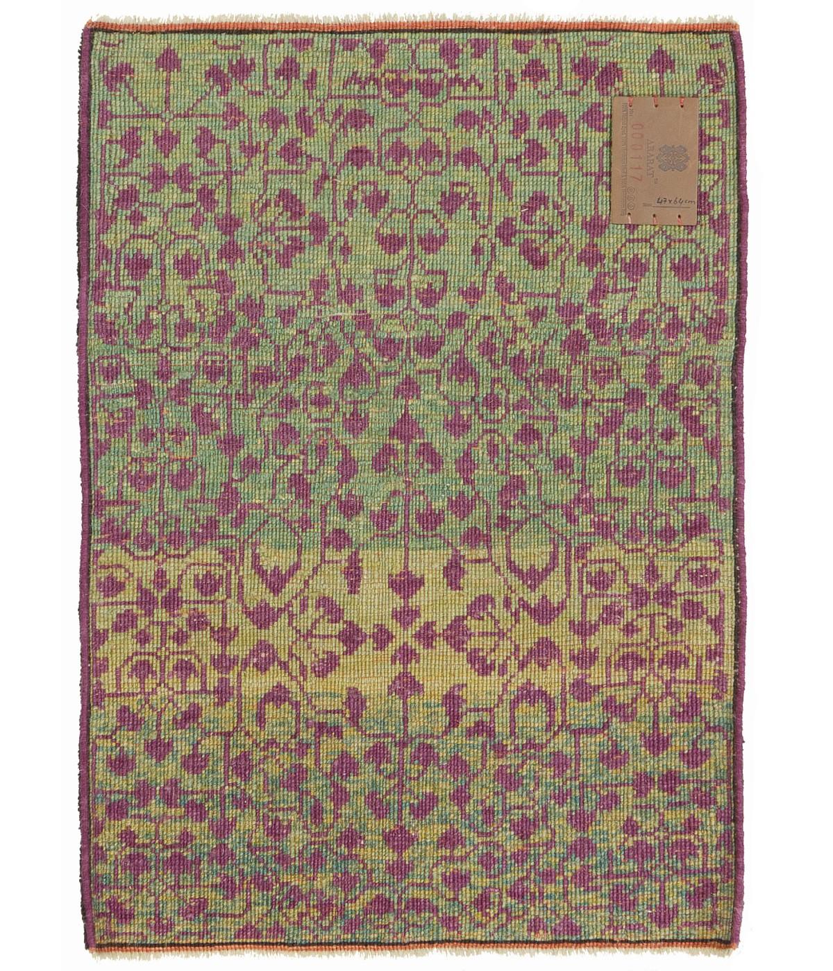 La source de conception du tapis provient du livre Völker, Angela, Die orientalischen Knüpfteppiche das MAK, Vienne : Böhlau, 2001 : 42-5. Ce tapis avec l'étoile centrale a été conçu au début du XVIe siècle par la sultane mamluke du Caire, en