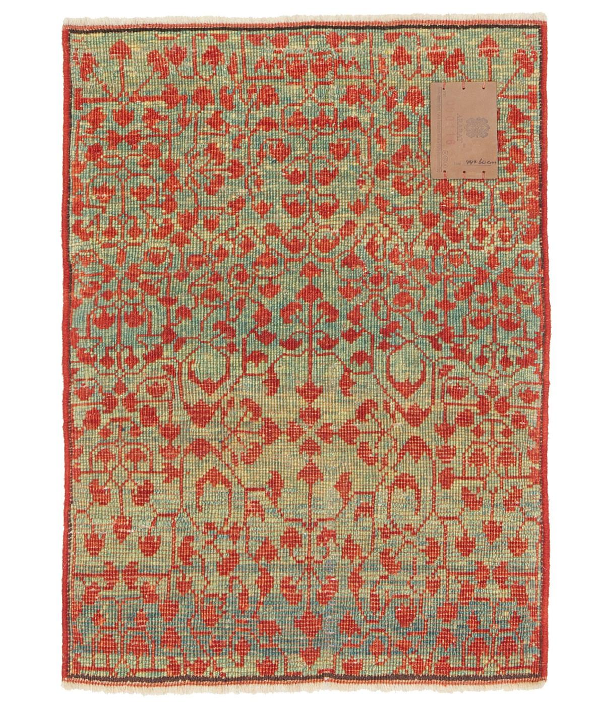 La fuente del diseño de la alfombra procede del libro Völker, Angela, Die orientalischen Knüpfteppiche das MAK, Viena: Böhlau, 2001: 42-5. Esa alfombra con la estrella central fue diseñada a principios del siglo XVI por el sultán mameluco de El