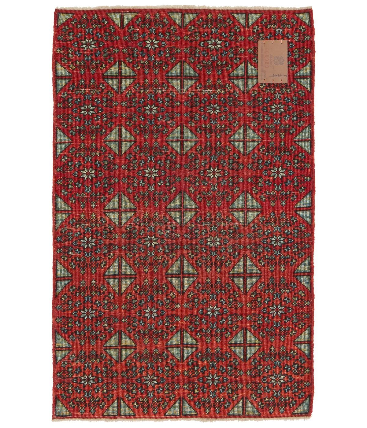 La source de conception du tapis provient du livre Völker, Angela, Die Orientalischen Knüpfteppiche das MAK, Vienne : Böhlau, 2001 : 42-5. Le tapis avec l'étoile centrale a été conçu au début du XVIe siècle par la sultane Mamluke du Caire, en