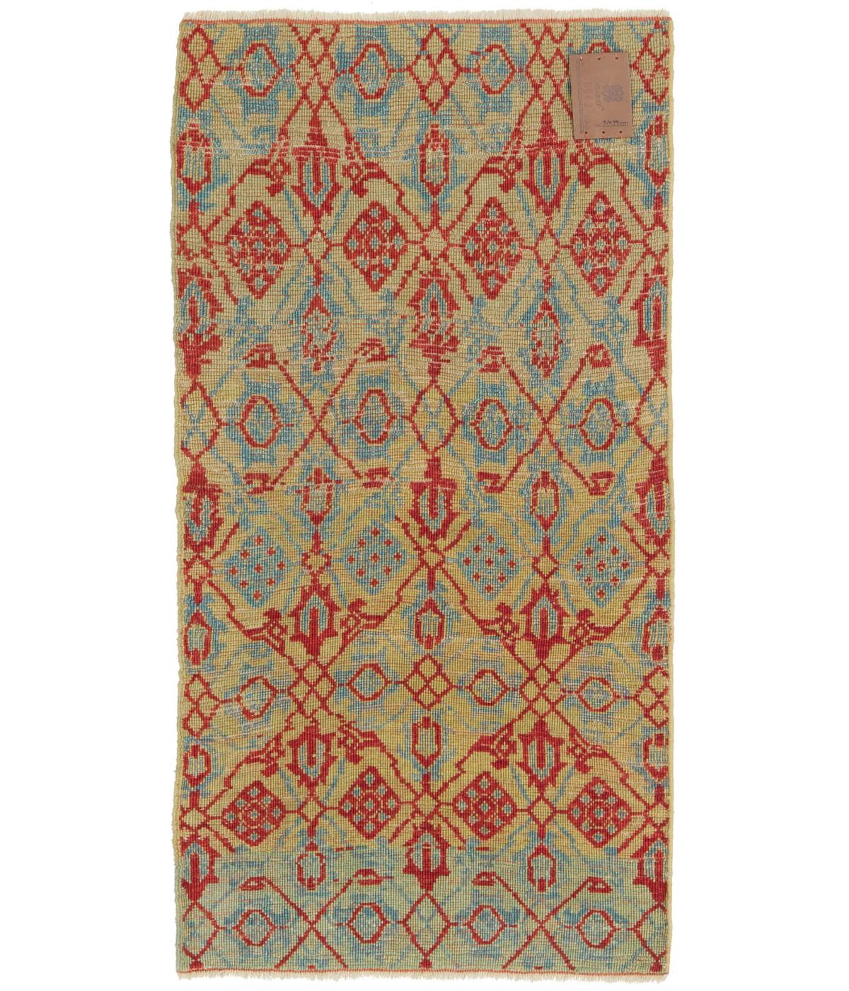 Ce motif en treillis est composé de palmettes et de feuilles remplissant les différents compartiments contre le sol imposant. On a l'impression qu'il n'est qu'une partie d'un ensemble plus vaste conçu tapis du XVe siècle de l'époque Mamluke, région