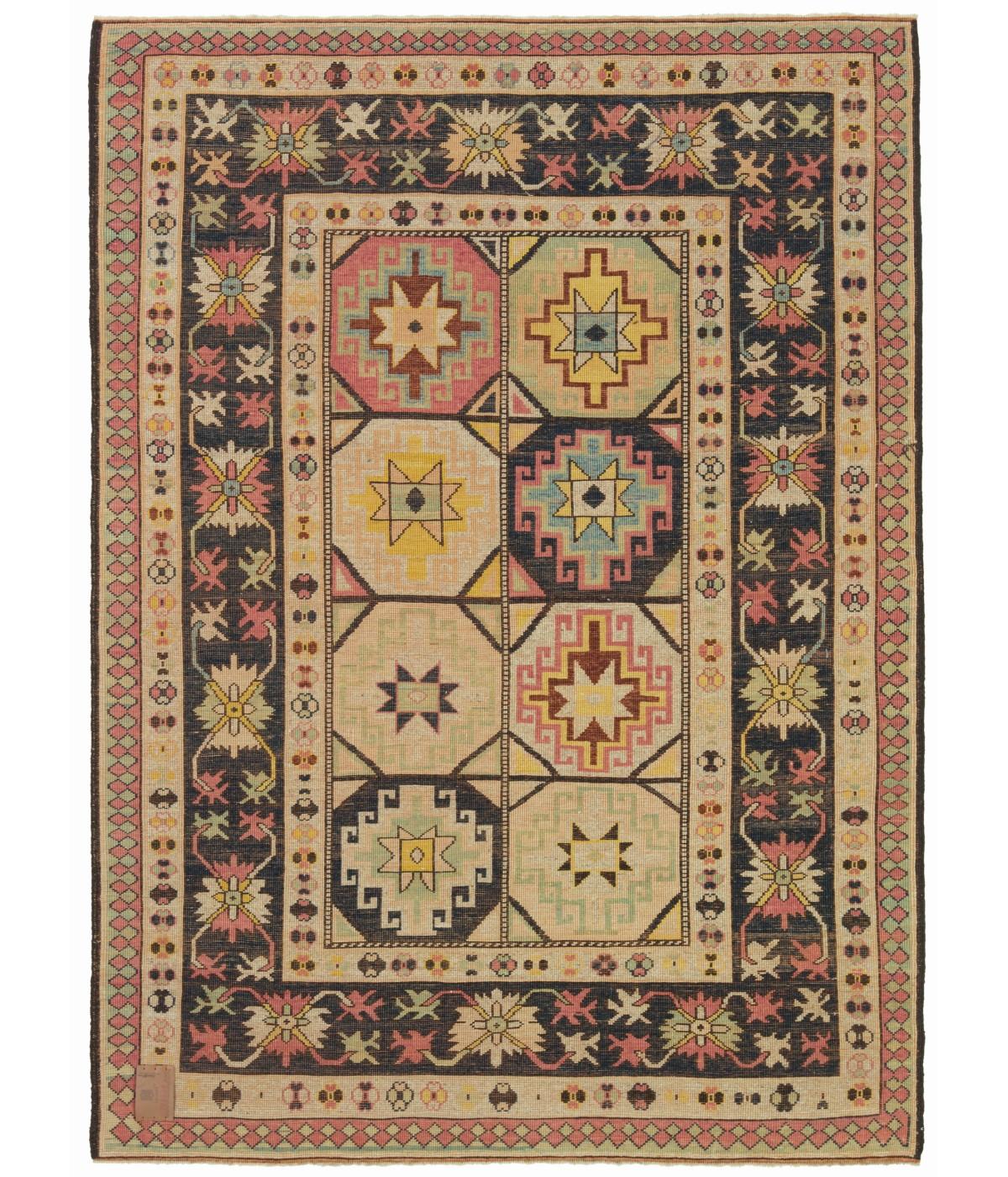 La source du tapis provient du livre Oriental Rugs Volume 1 Caucasian, Ian Bennett, Oriental Textile Press, Aberdeen 1993, nr.158 et Caucasian Carpets, E. Gans-Reudin, Thames and Hudson, Switzerland 1986, pg.68. Il s'agit d'un motif kazakh très