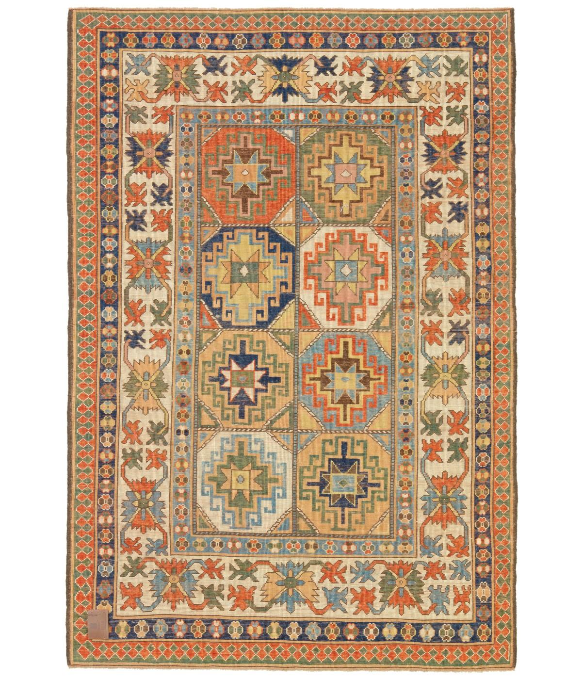 La source du tapis provient du livre Oriental Rugs Volume 1 Caucasian, Ian Bennett, Oriental Textile Press, Aberdeen 1993, nr.158 et Caucasian Carpets, E. Gans-Reudin, Thames and Hudson, Switzerland 1986, pg.68. Il s'agit d'un motif kazakh très