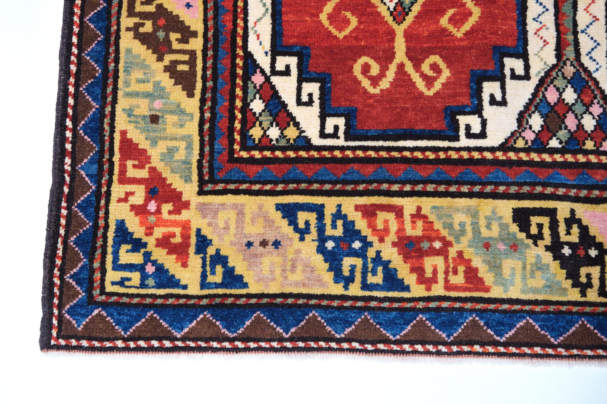 Ararat Rugs Memling Gul Kazak Teppich, 19. Jh. Kaukasischer Wiedergeburtsteppich Natürlich gefärbt (Revival) im Angebot