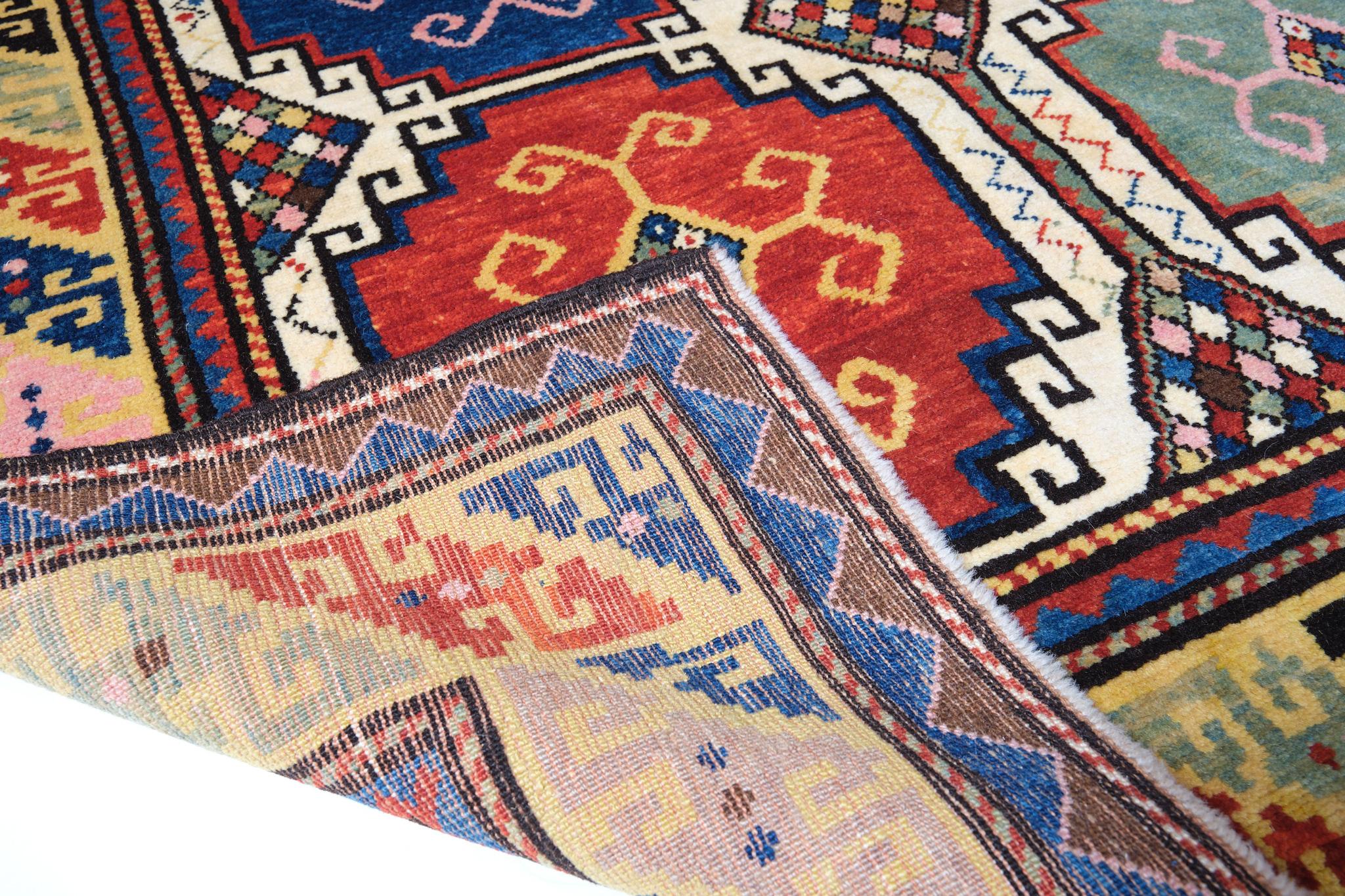 Ararat Rugs Memling Gul Kazak Teppich, 19. Jh. Kaukasischer Wiedergeburtsteppich Natürlich gefärbt (Türkisch) im Angebot