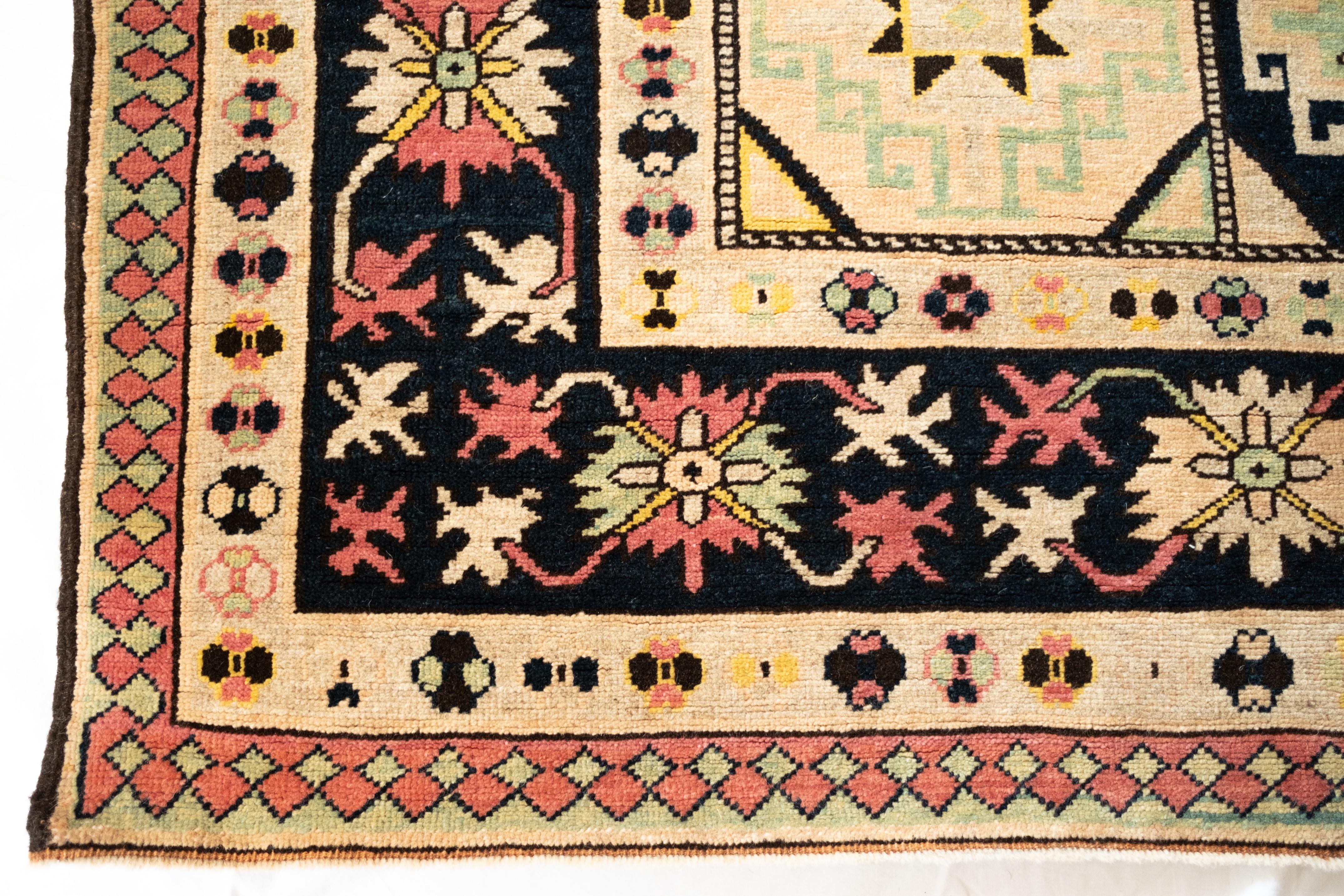 Teinture végétale Tapis Ararat Memling Gul Kazak, tapis néo-caucasien du 19ème siècle teinté naturel en vente
