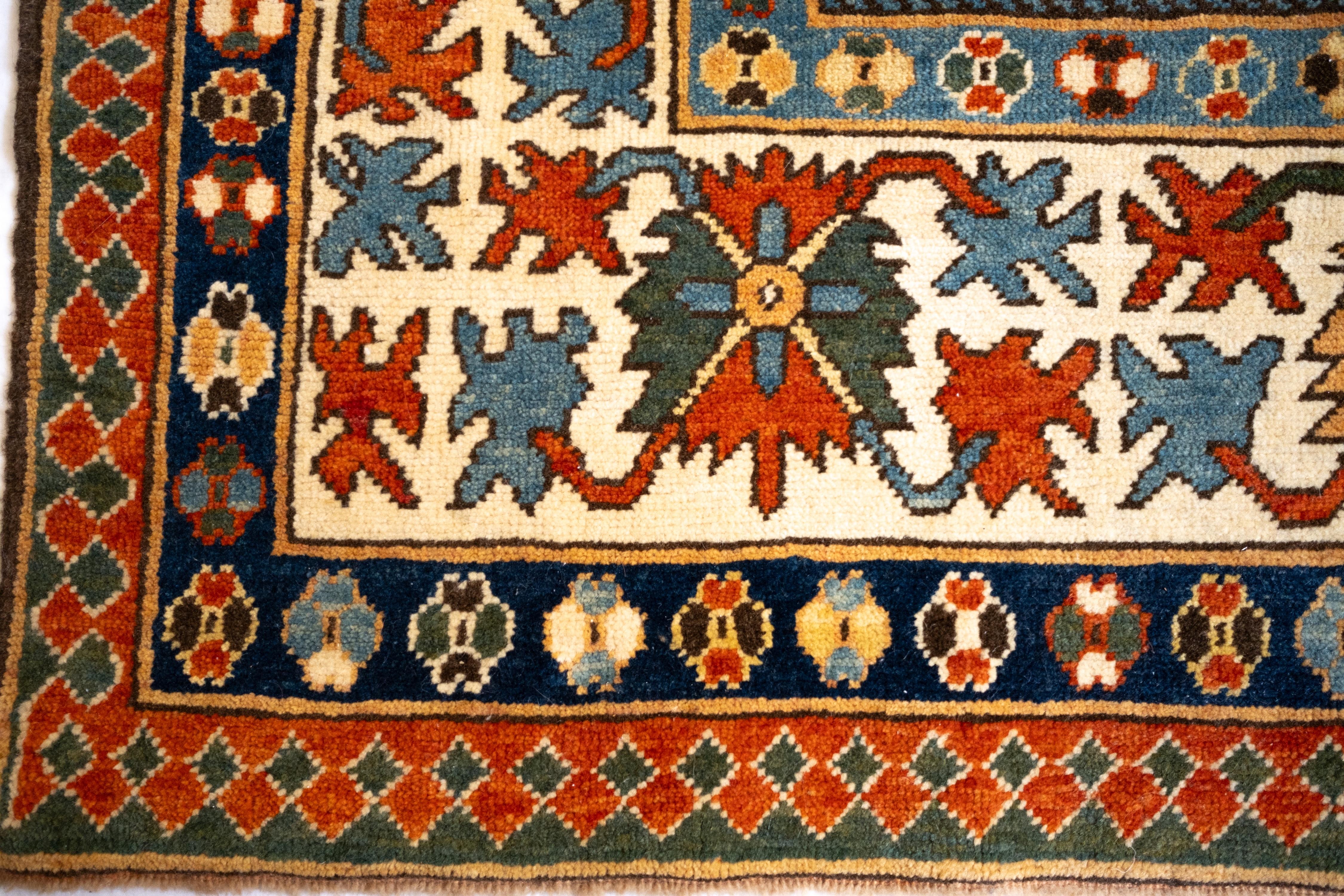 Teinture végétale Tapis Ararat Memling Gul Kazak, tapis néo-caucasien du 19ème siècle teinté naturel en vente