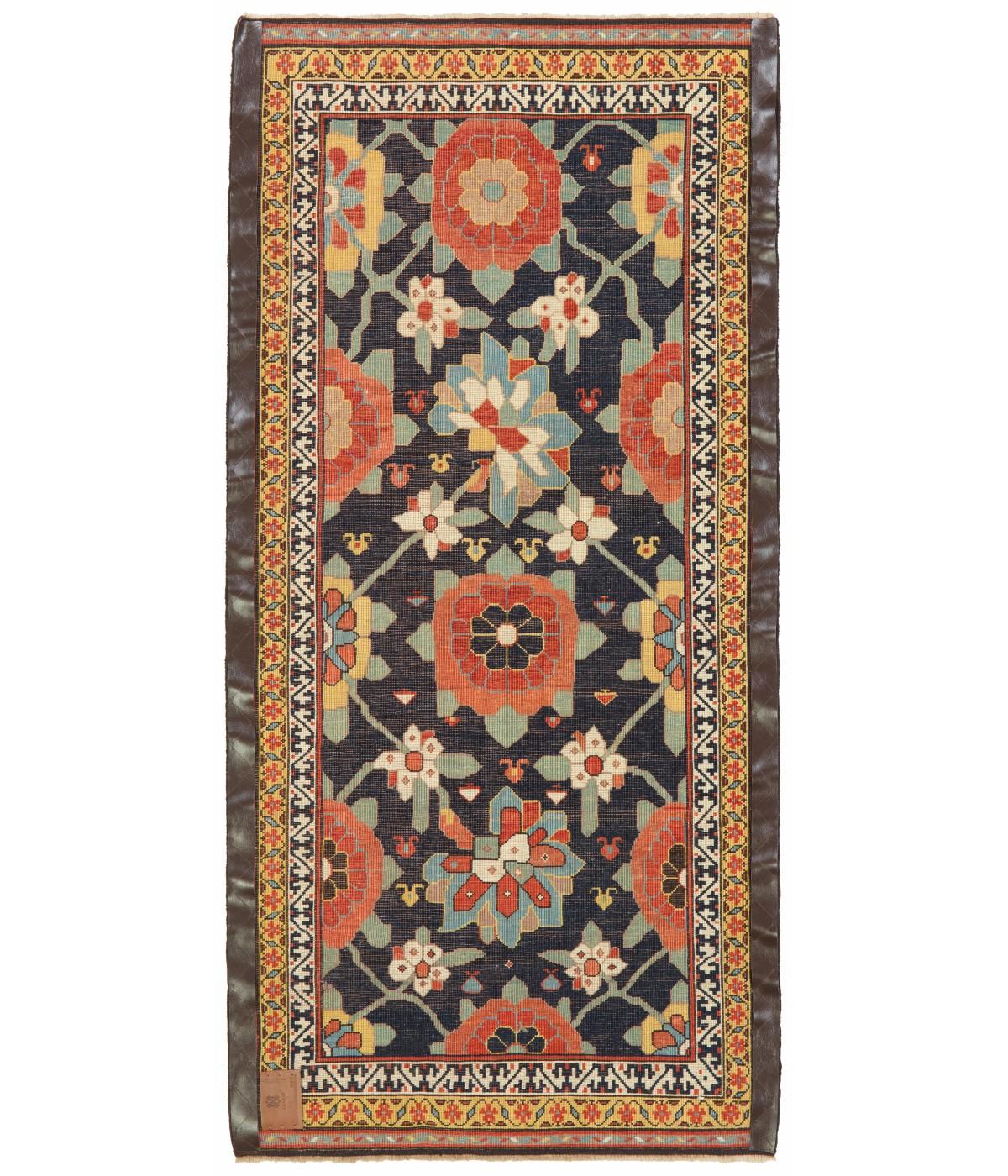 Ti presentiamo lo squisito tappeto curdo Bidjar Mina Khani di Ararat Rugs, un capolavoro che esemplifica le ricche tradizioni di tessitura della regione Bidjar nella Persia nord-occidentale. Questo tappeto tessuto a mano presenta l'intricato disegno