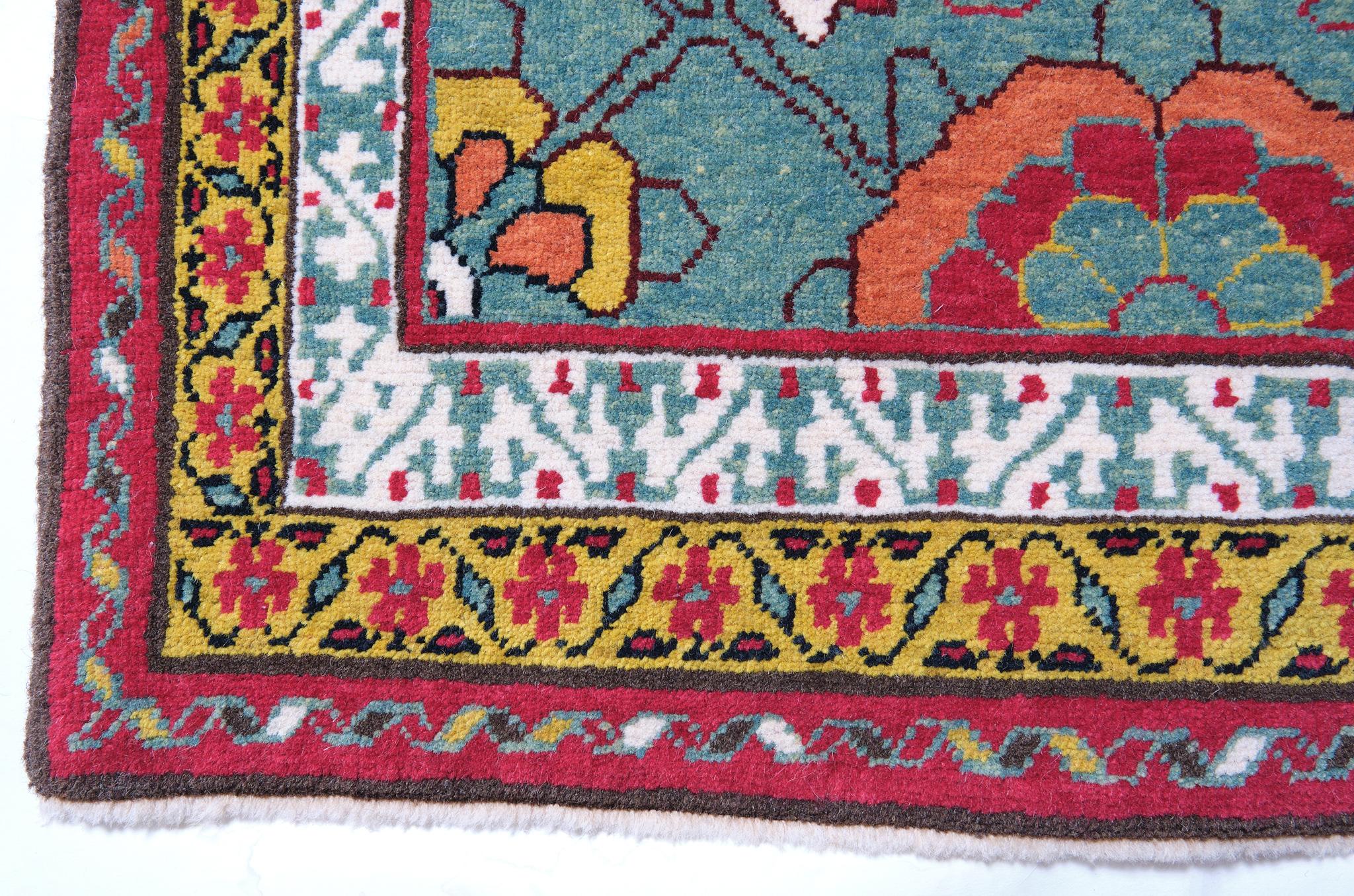Die Quelle des Teppichs stammt aus dem Buch Antique Rugs of Kurdistan A Historical Legacy of Woven Art, James D. Burns, 2002 nr.4. Es handelt sich um ein exklusives Exemplar eines Teppichs mit Mina Khani-Gittermuster aus der Mitte des 19.