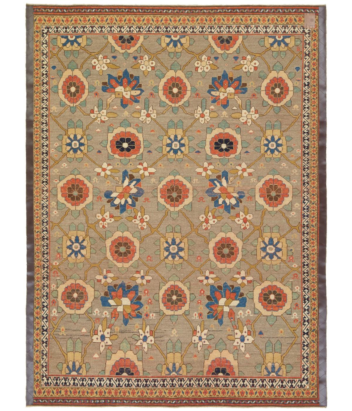 Die Quelle des Teppichs stammt aus dem Buch Antique Rugs of Kurdistan A Historical Legacy of Woven Art, James D. Burns, 2002 nr.4. Es handelt sich um ein exklusives Exemplar eines Teppichs mit Mina Khani-Gittermuster aus der Mitte des 19.