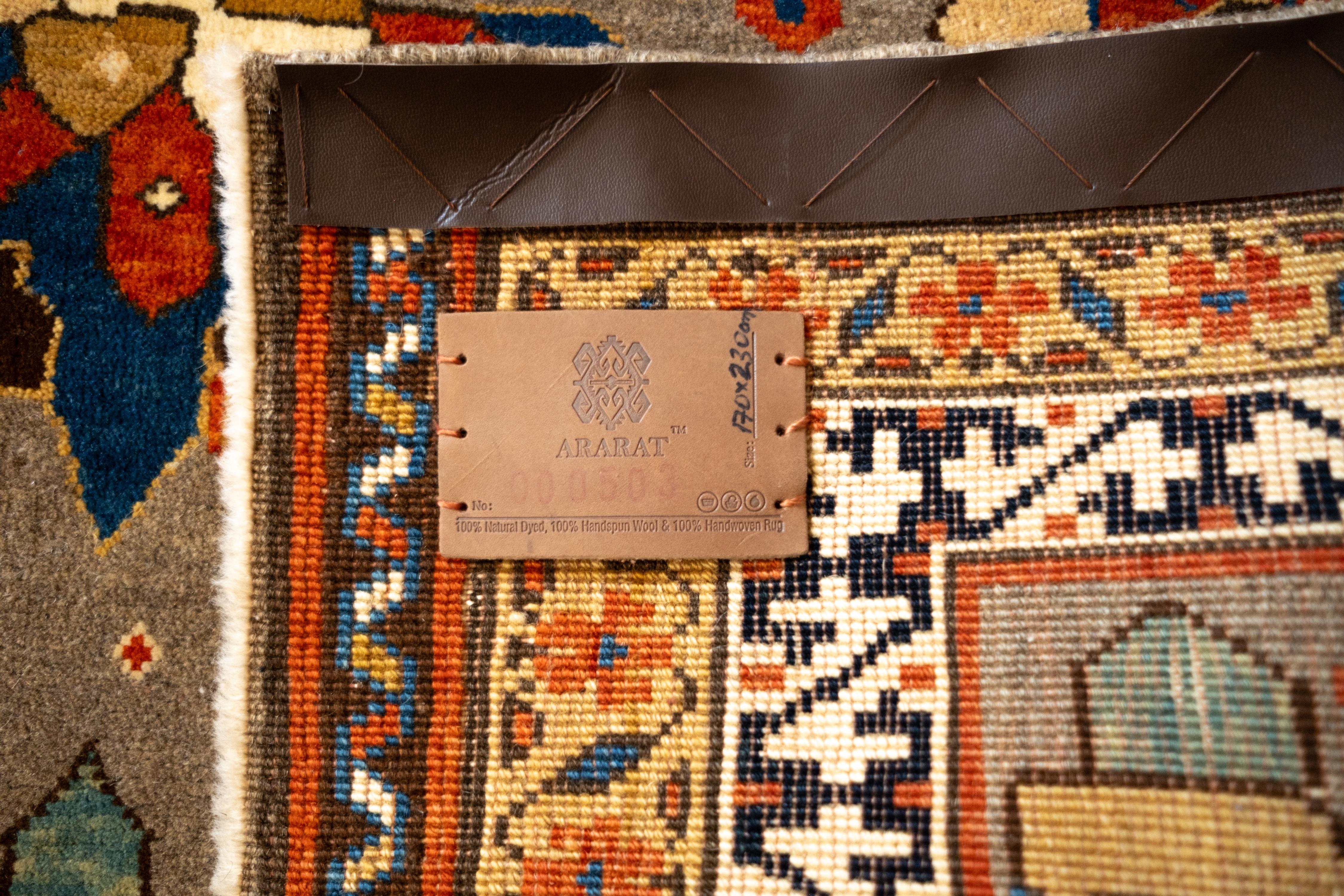Ararat-Teppich Mina Khani, Teppich im persischen Stil des 19. Jahrhunderts, natürlich gefärbt (Oushak) im Angebot