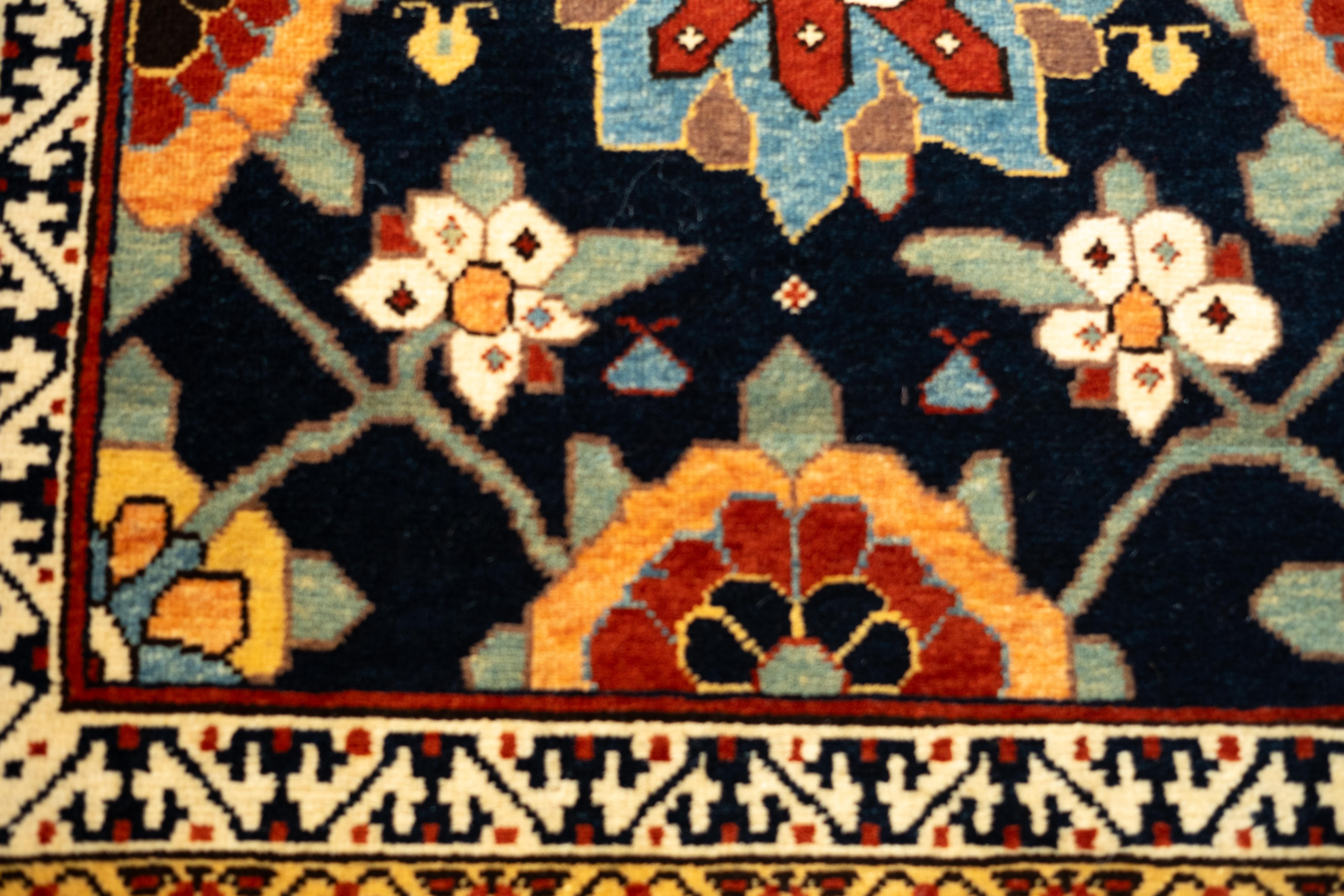 La source de ce tapis provient du livre Antique Rugs of Kurdistan A Historical Legacy of Woven Art, James D.Burns, 2002 nr.4. Il s'agit d'un exemple exclusif de tapis en treillis Minas Khani datant du milieu du 19e siècle et provenant de Koliya'i,