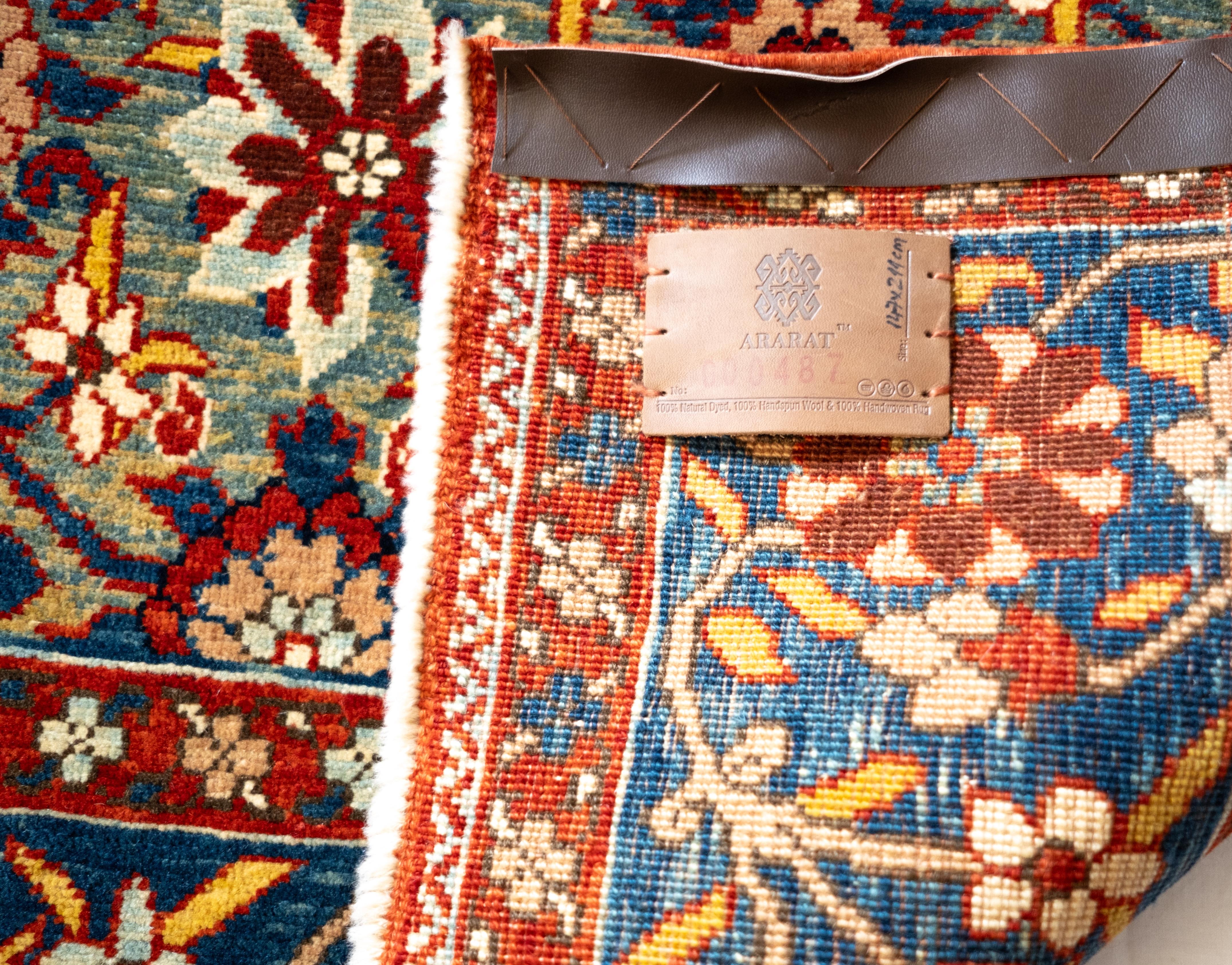 Ararat-Teppich Mina Khani, Teppich im persischen Stil des 19. Jahrhunderts, natürlich gefärbt (Türkisch) im Angebot