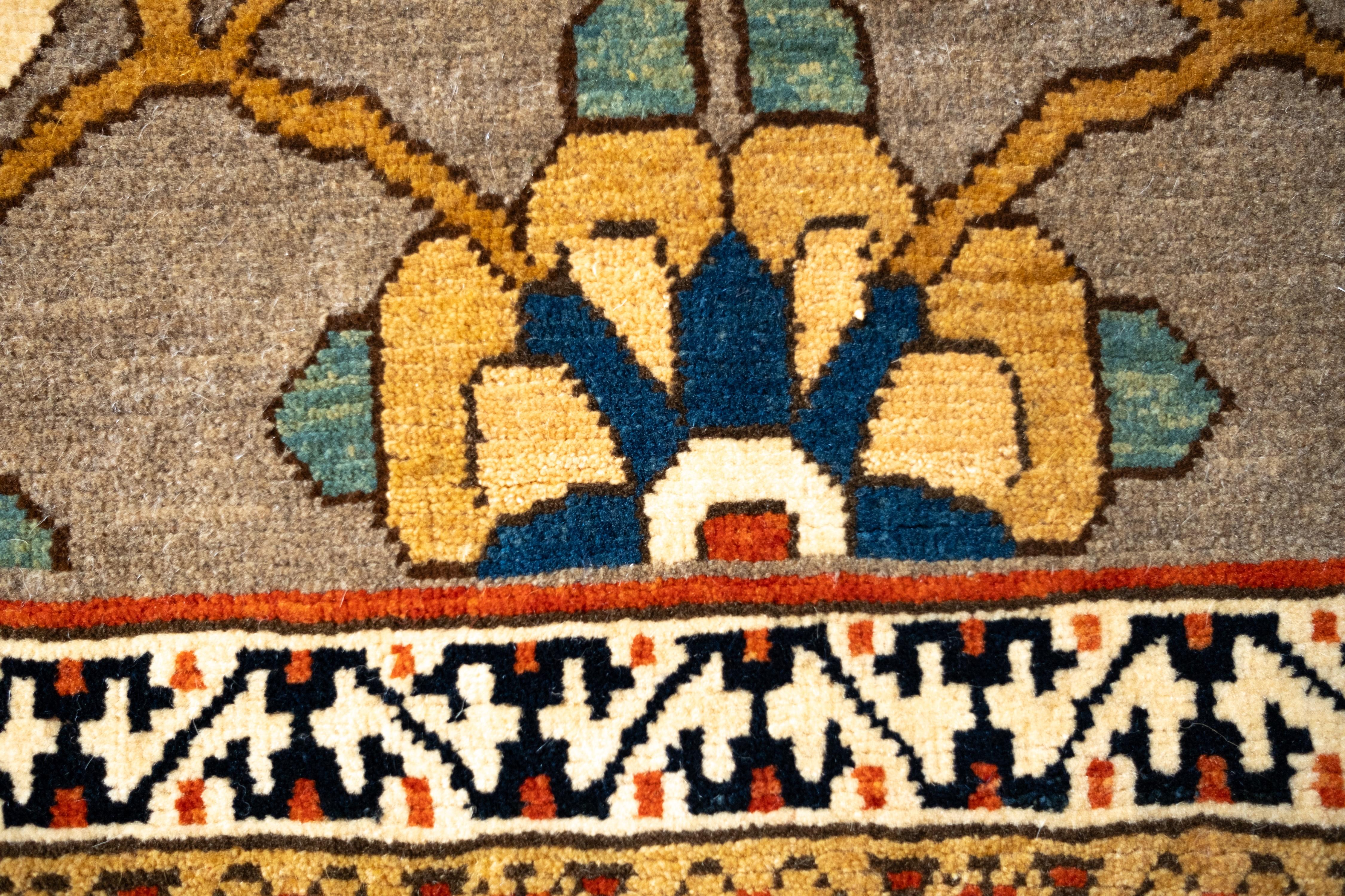 Ararat-Teppich Mina Khani, Teppich im persischen Stil des 19. Jahrhunderts, natürlich gefärbt (21. Jahrhundert und zeitgenössisch) im Angebot