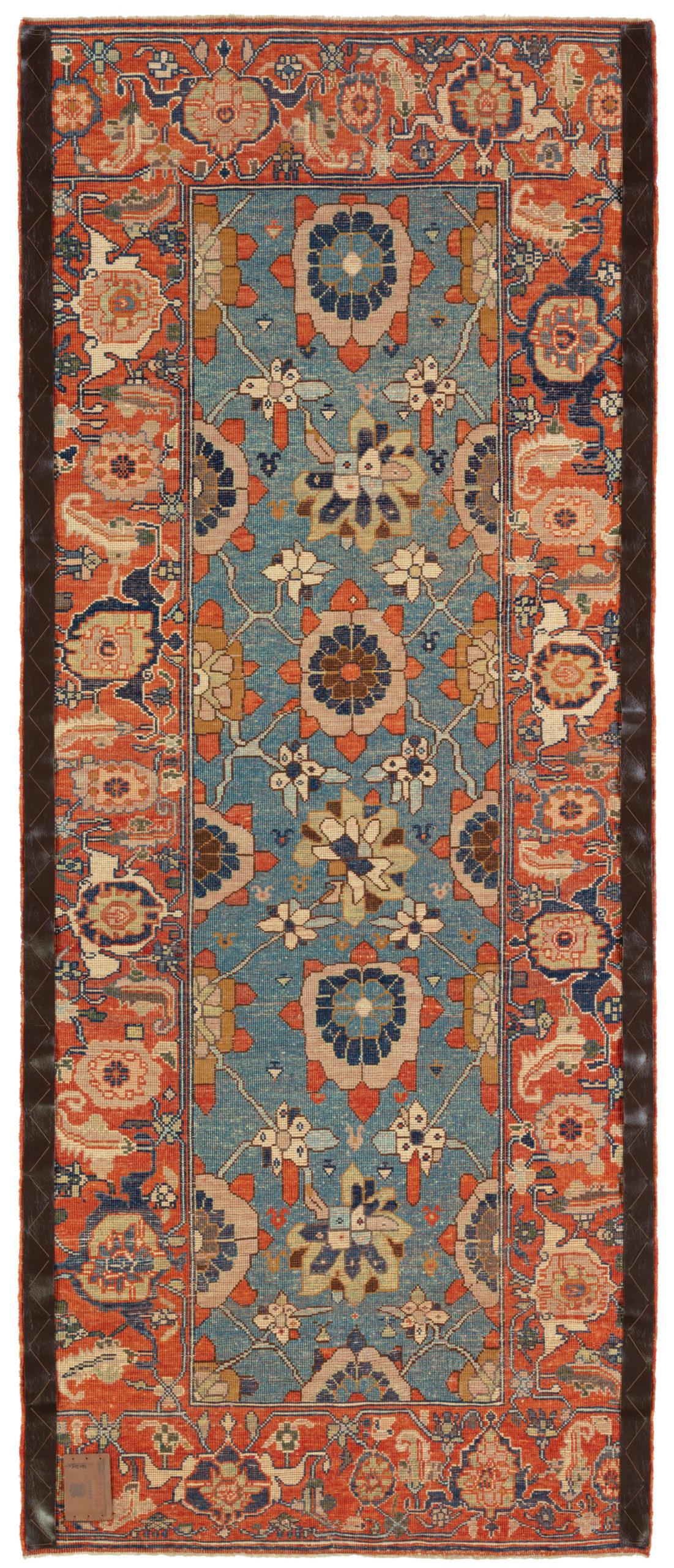 Das Design des Teppichs stammt aus dem Buch Antique Rugs of Kurdistan A Historical Legacy of Woven Art, James D. Burns, 2002 nr.4. Es handelt sich um ein exklusives Beispiel eines Mina Khani-Gitterdesign-Teppichs aus der Mitte des 19. Jahrhunderts
