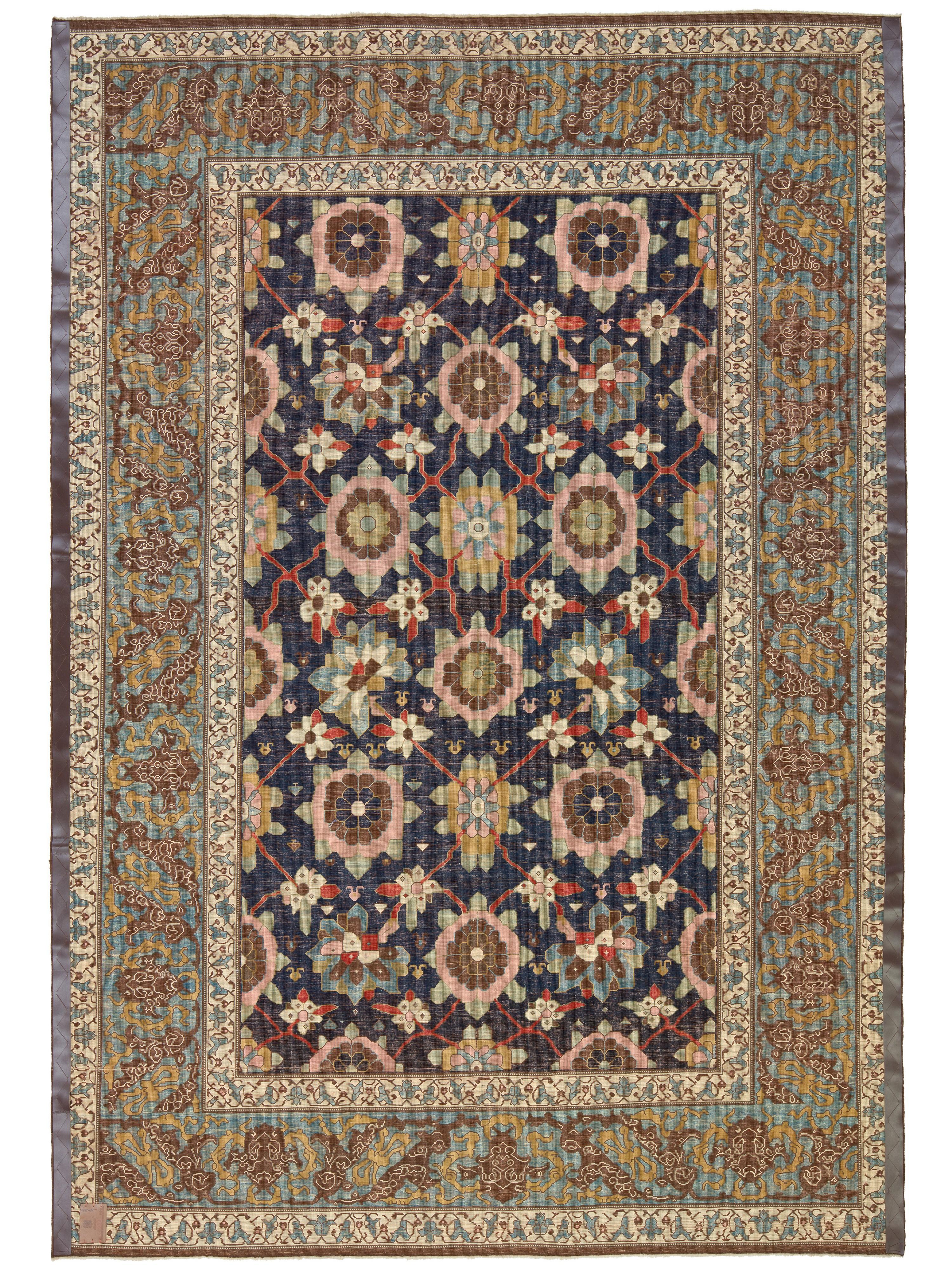 Die Quelle des Teppichs stammt aus dem Buch Antique Rugs of Kurdistan: A Historical Legacy of Woven Art, James D. Burns, 2002 nr.4. Es handelt sich um ein exklusives Exemplar eines Mina Khani-Gittermusters aus der Mitte des 19. Jahrhunderts aus