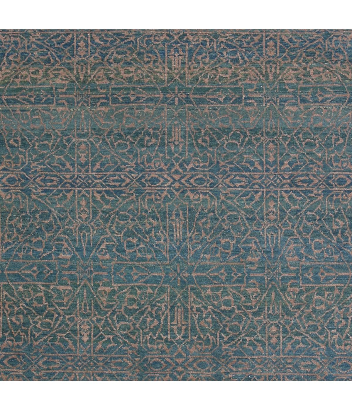 Dieser Teppich hat ein interpretiertes Design, das aus einem geometrischen Gittermuster besteht, das einem Teil des Mamluken-Teppichs entnommen wurde und das Feld elegant ausfüllt. Es entsteht der Eindruck, dass er nur Teil eines größeren Schemas