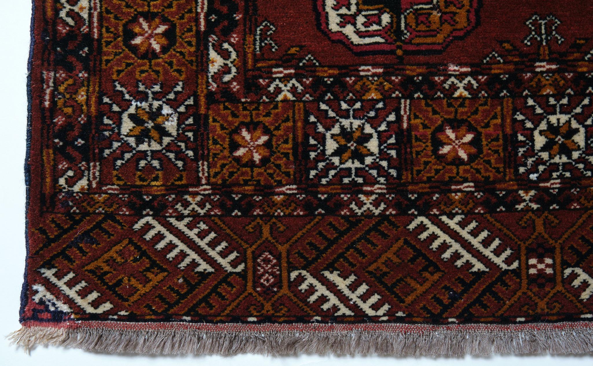 Dies ist ein zentralasiatischer Old Tekke Buchara Turkmen Teppich aus der Region Turkmenistan Buchara mit einer seltenen und schönen Farbkomposition.

Buchara-Teppich (Turkmen Rug, Bokhara, Buhara, Bukhara) ist der Name eines von den Turkmenen