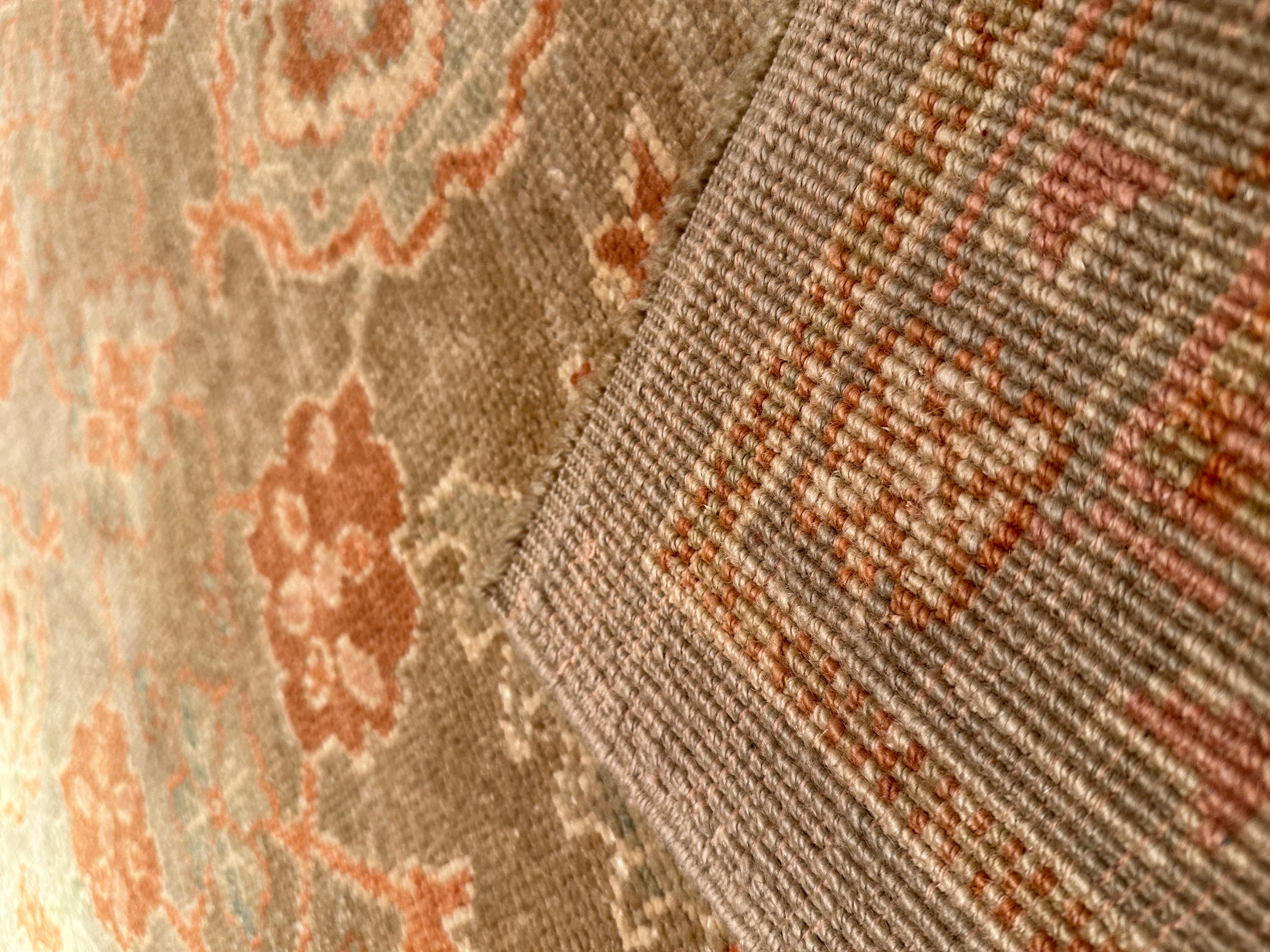 La ville d'Ushak, au nord de Denizli, est probablement l'un des centres de fabrication de tapis les plus importants et les plus réputés. Les tapis ont survécu depuis le XVIe siècle et peuvent être vus dans plusieurs musées. Au XVIIe siècle, de