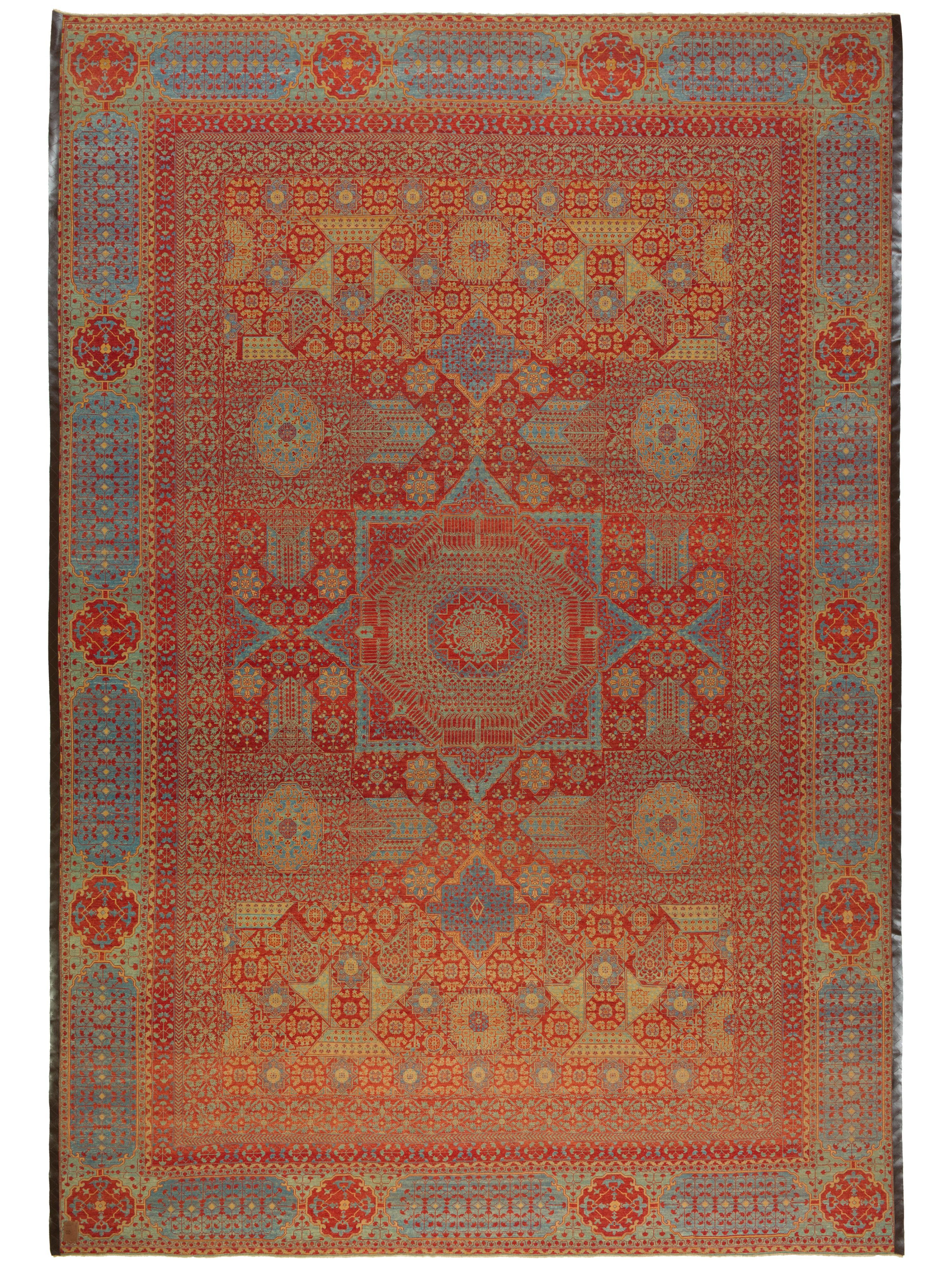 Ursprung und Inspiration:
Der Mamlouk-Teppich ist ein zeitgenössisches Meisterwerk, das sich von der reichen Textiltradition des Mamlouk-Sultanats inspirieren lässt, das vom 13. bis zum 16. Jahrhundert über Ägypten und die Levante herrschte. Die