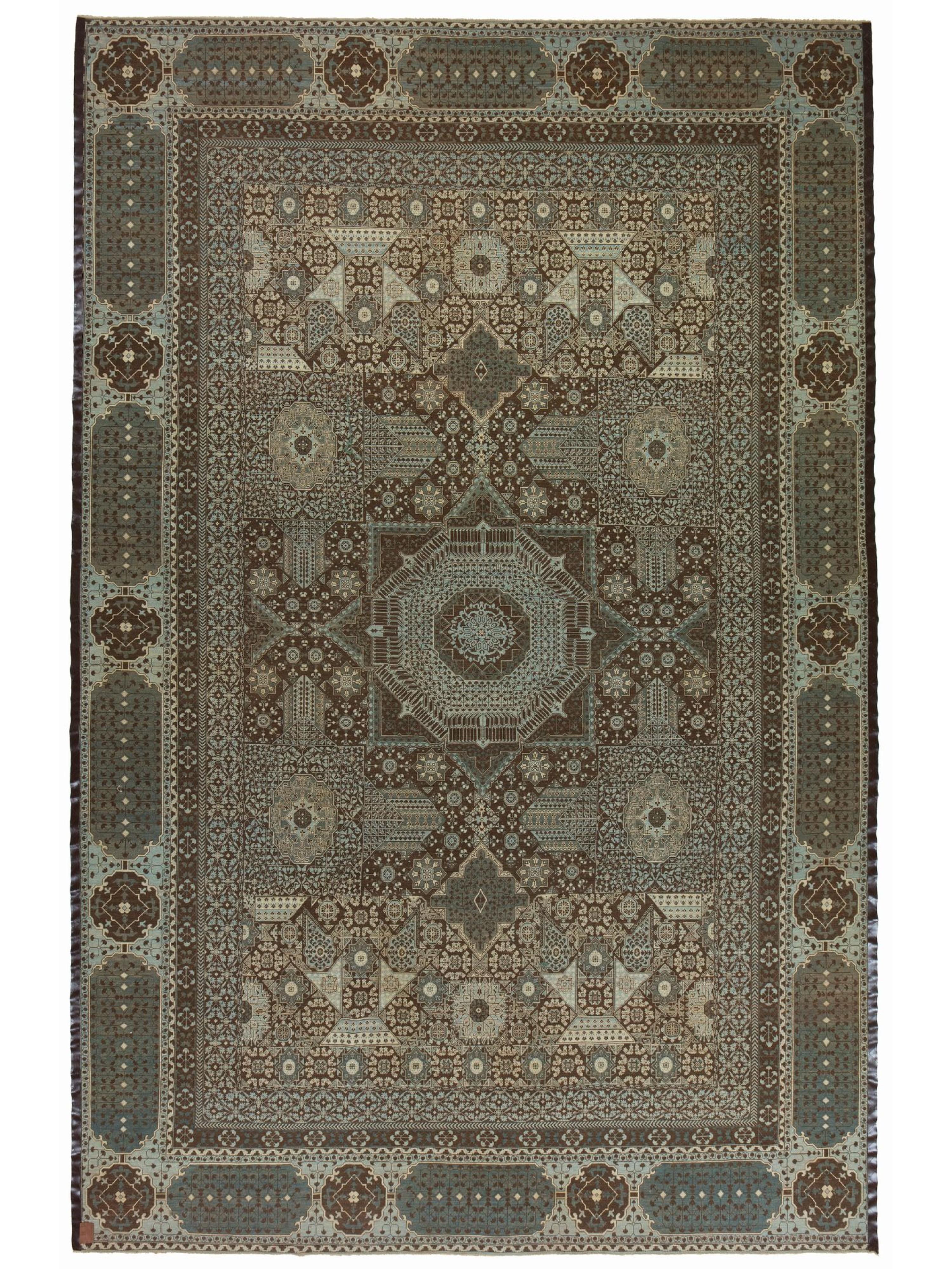 Origine et inspiration :
Le tapis Mamlouk est un chef-d'œuvre contemporain qui s'inspire des riches traditions textiles du sultanat de Mamlouk, qui régnait sur l'Égypte et le Levant du 13e au 16e siècle. Réputés pour leurs motifs géométriques