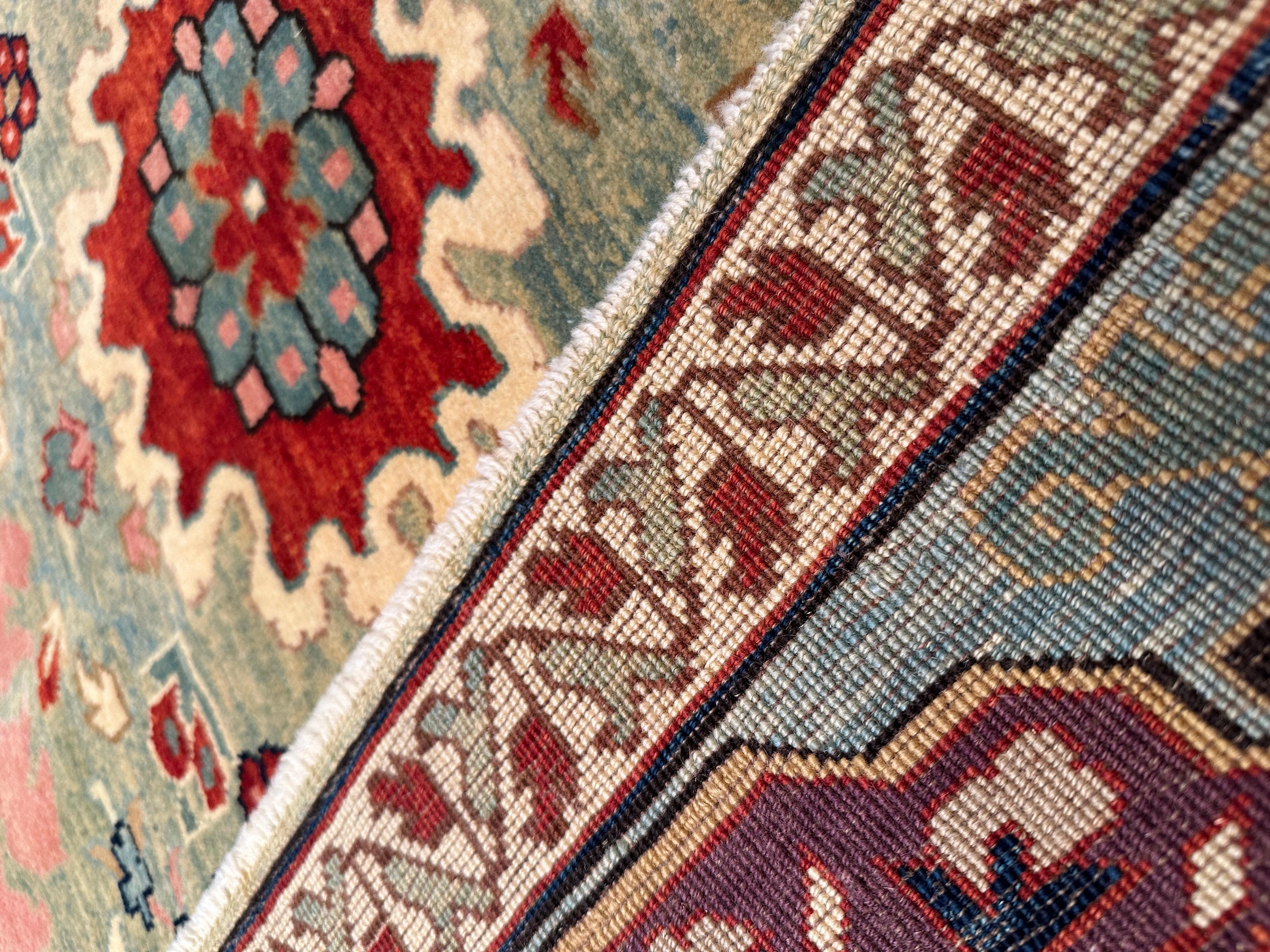 La source du tapis provient du livre How to Read - Islamic Carpets, Walter B. Denny, The Metropolitan Museum of Art, New York 2014 fig.82. Il s'agit d'un exemple exclusif de tapis du XIXe siècle à motif de palmettes en treillis, provenant du