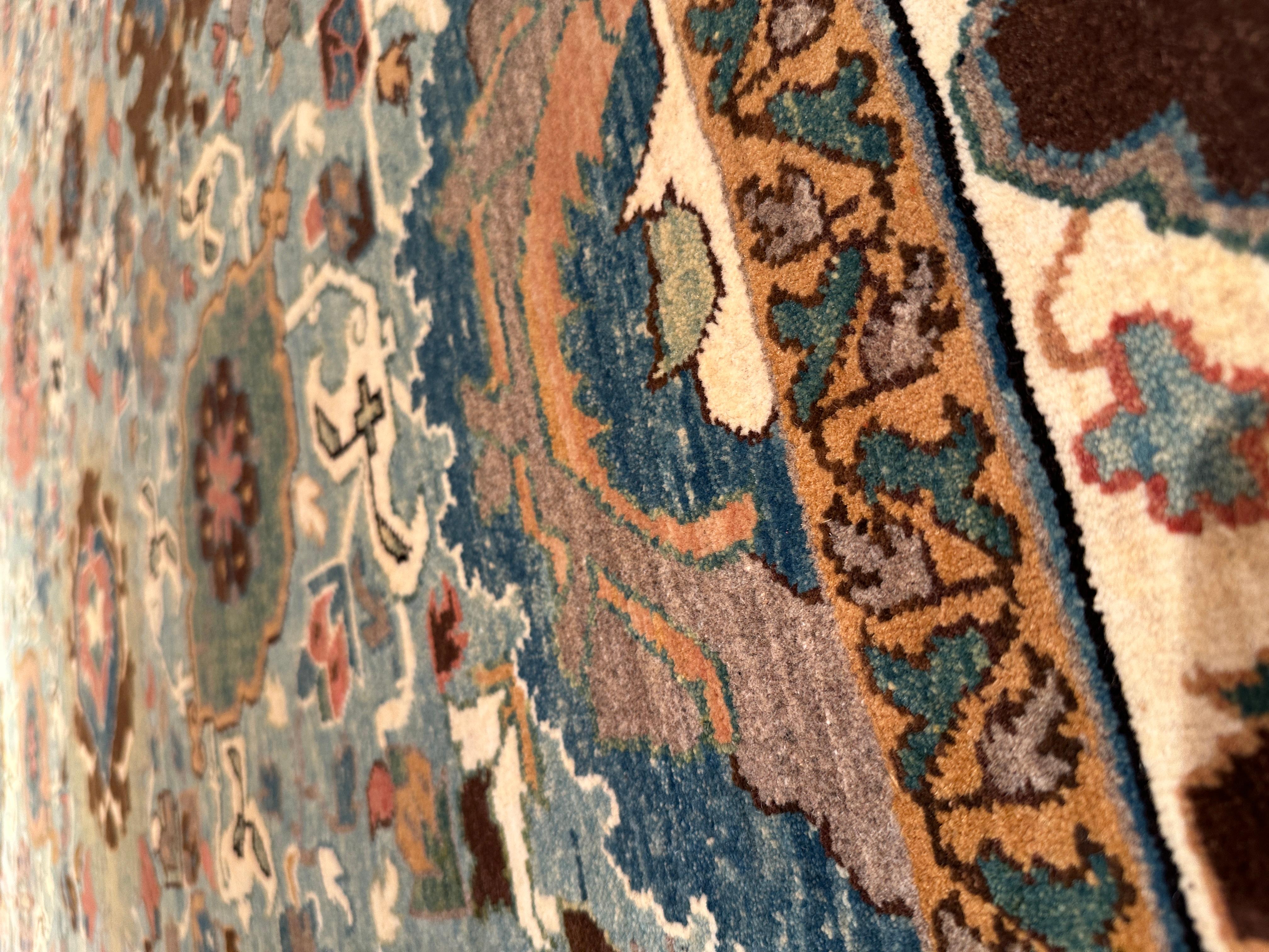 Die Quelle des Teppichs stammt aus dem Buch How to Read - Islamic Carpets, Walter B. Denny, The Metropolitan Museum of Art, New York 2014 Abb.82. Dies war ein exklusives Exemplar eines Teppichs mit Palmetten-Gittermuster aus dem 19. Jahrhundert aus