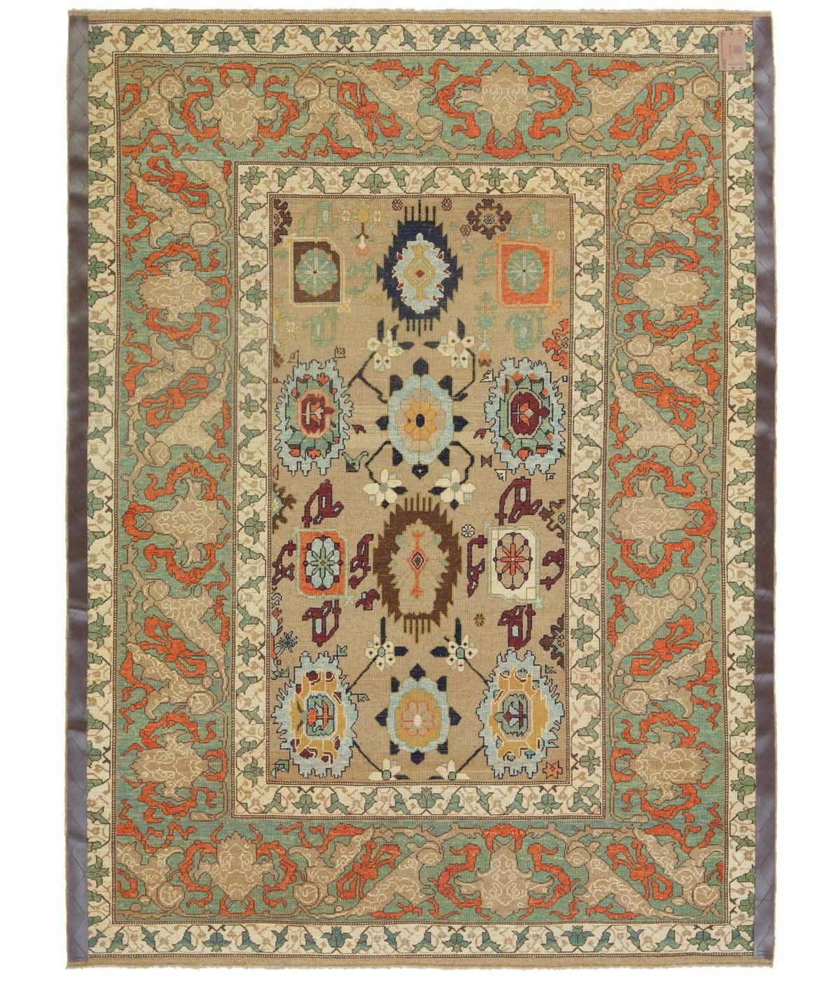 Ce motif décalé est composé de palmettes et de fleurs, on a l'impression qu'il n'est qu'une partie d'un schéma plus large conçu pour les tapis du XIXe siècle de la région de Design/One, au Kurdistan oriental. Des palmettes très similaires, dessinées