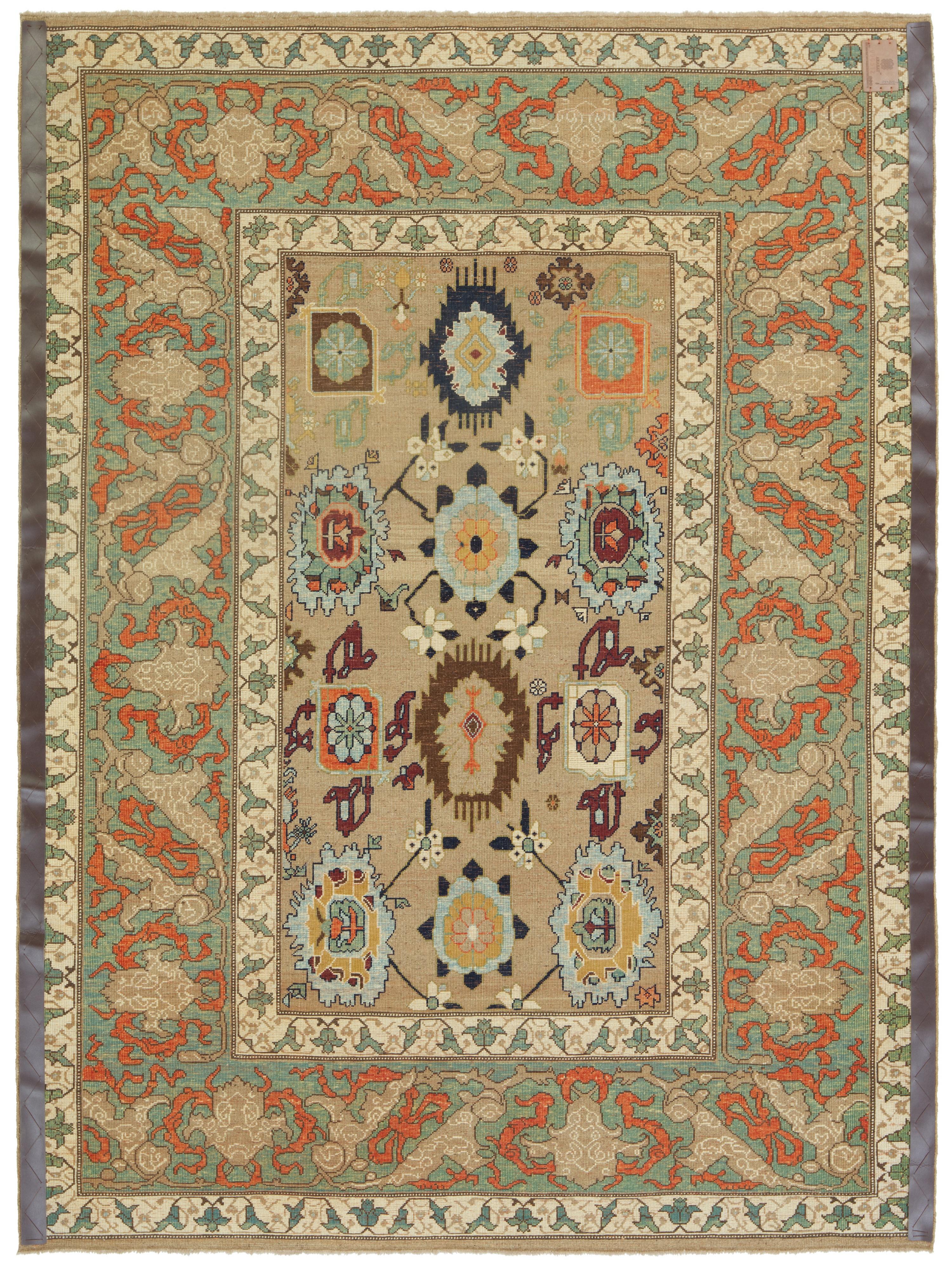 Questo motivo sfalsato è composto da palmette e fiori; si ha l'impressione che sia solo una parte di uno schema più ampio progettato per i tappeti del XIX secolo provenienti dalla regione di Bidjar, nel Kurdistan orientale. Palmette molto simili,