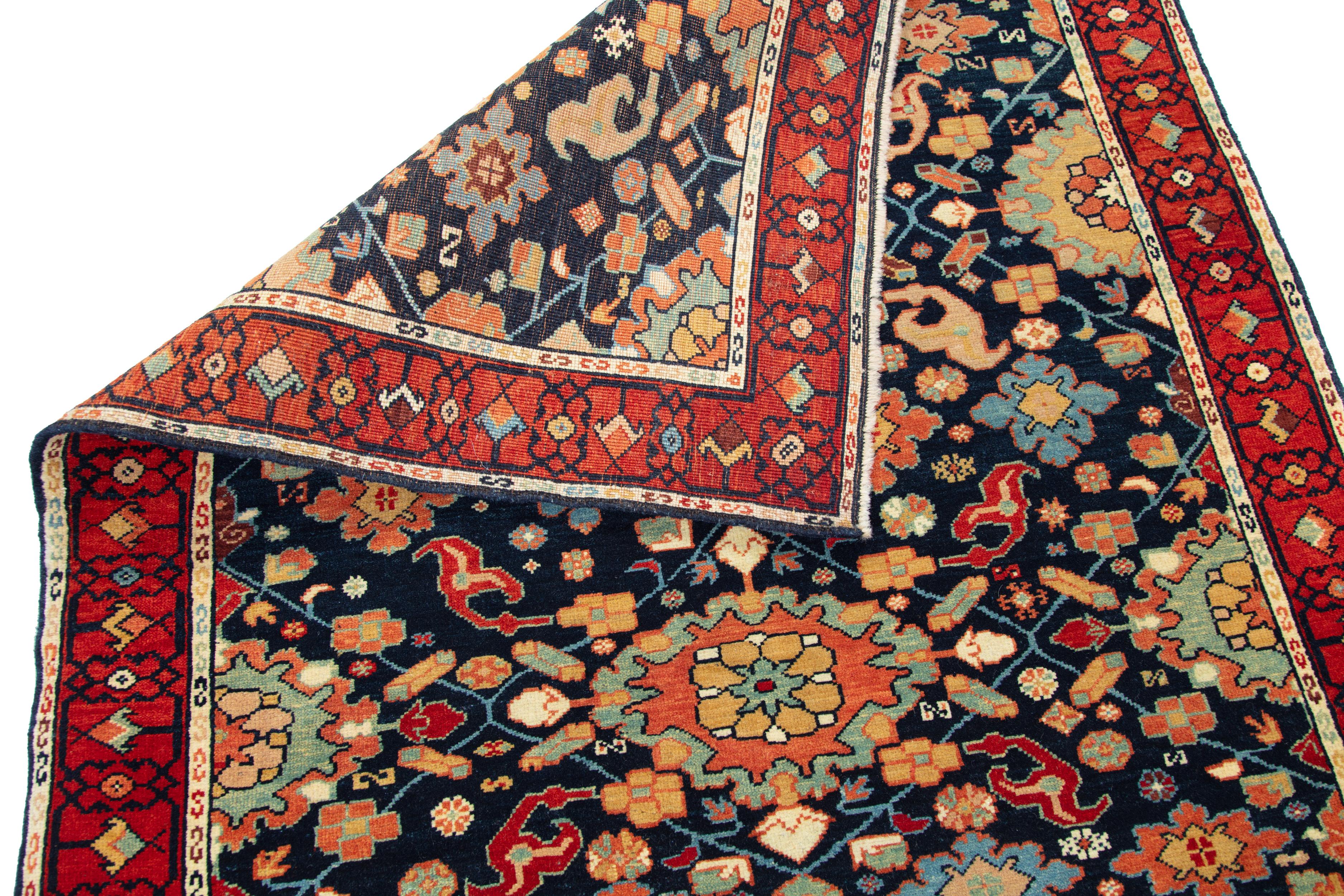 Turco Tappeto Ararat Palmettes and Flowers Lattice Tappeto antico Persiano Revival in vendita