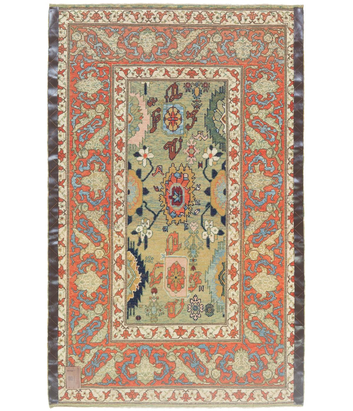 Ce motif décalé est composé de palmettes et de fleurs, on a l'impression qu'il n'est qu'une partie d'un schéma plus large conçu pour les tapis du XIXe siècle de la région de Design/One, au Kurdistan oriental. Des palmettes très similaires, dessinées