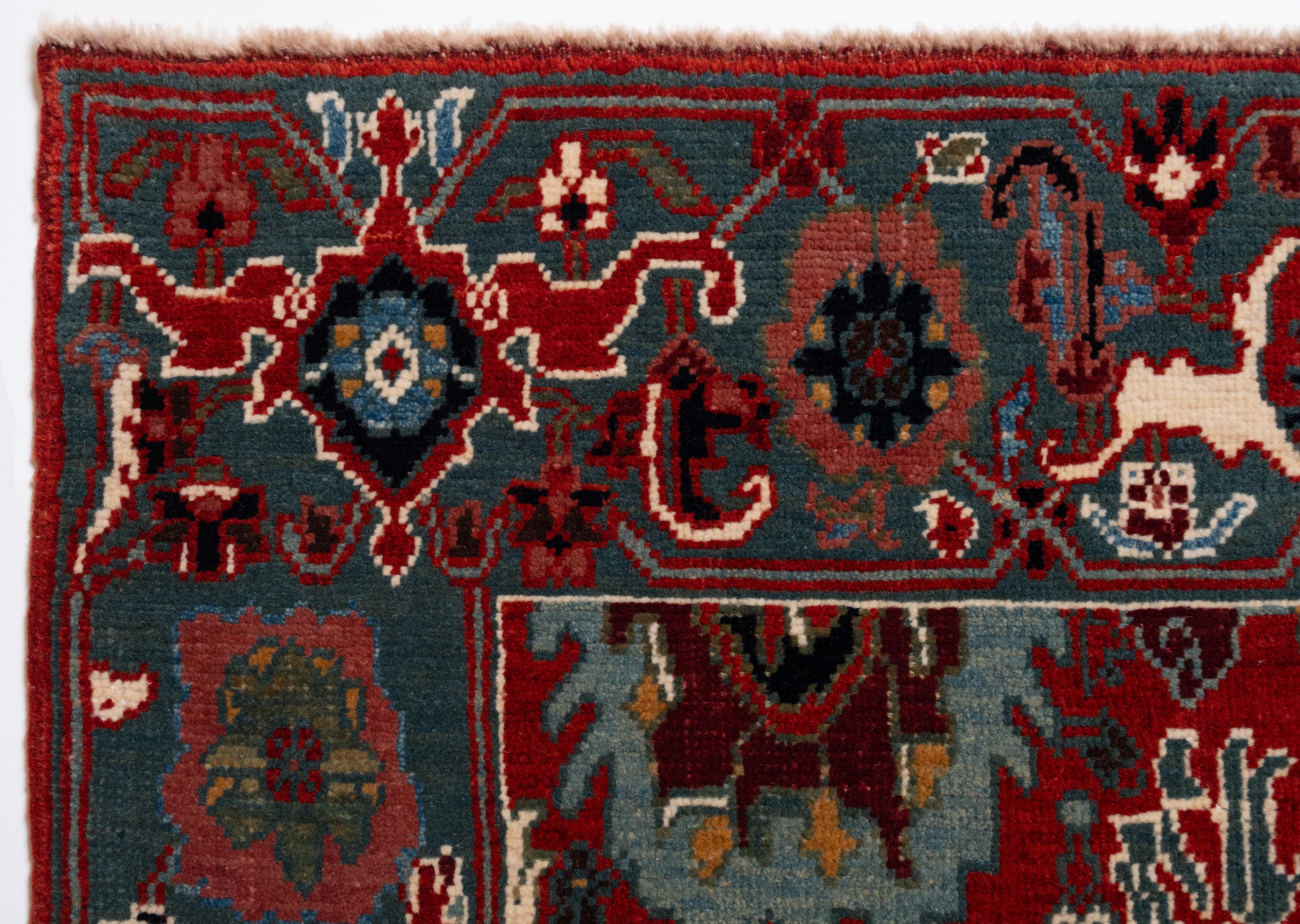 Dieses versetzte Muster besteht aus Palmetten und Blumen, und man hat den Eindruck, dass es nur Teil eines größeren Schemas ist, das für Teppiche aus der Bidjar-Region in Ostkurdistan im 19. Jahrhundert entworfen wurde. Jahrhundert in Herat in der