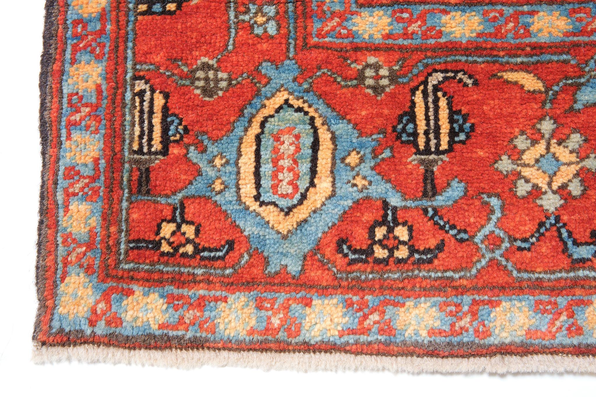 Dieses versetzte Muster besteht aus Palmetten und Blumen, und man hat den Eindruck, dass es nur Teil eines größeren Schemas ist, das im 19. Jahrhundert in der Bidjar-Region in Ostkurdistan entworfen wurde. Jahrhundert in Herat in der ostpersischen